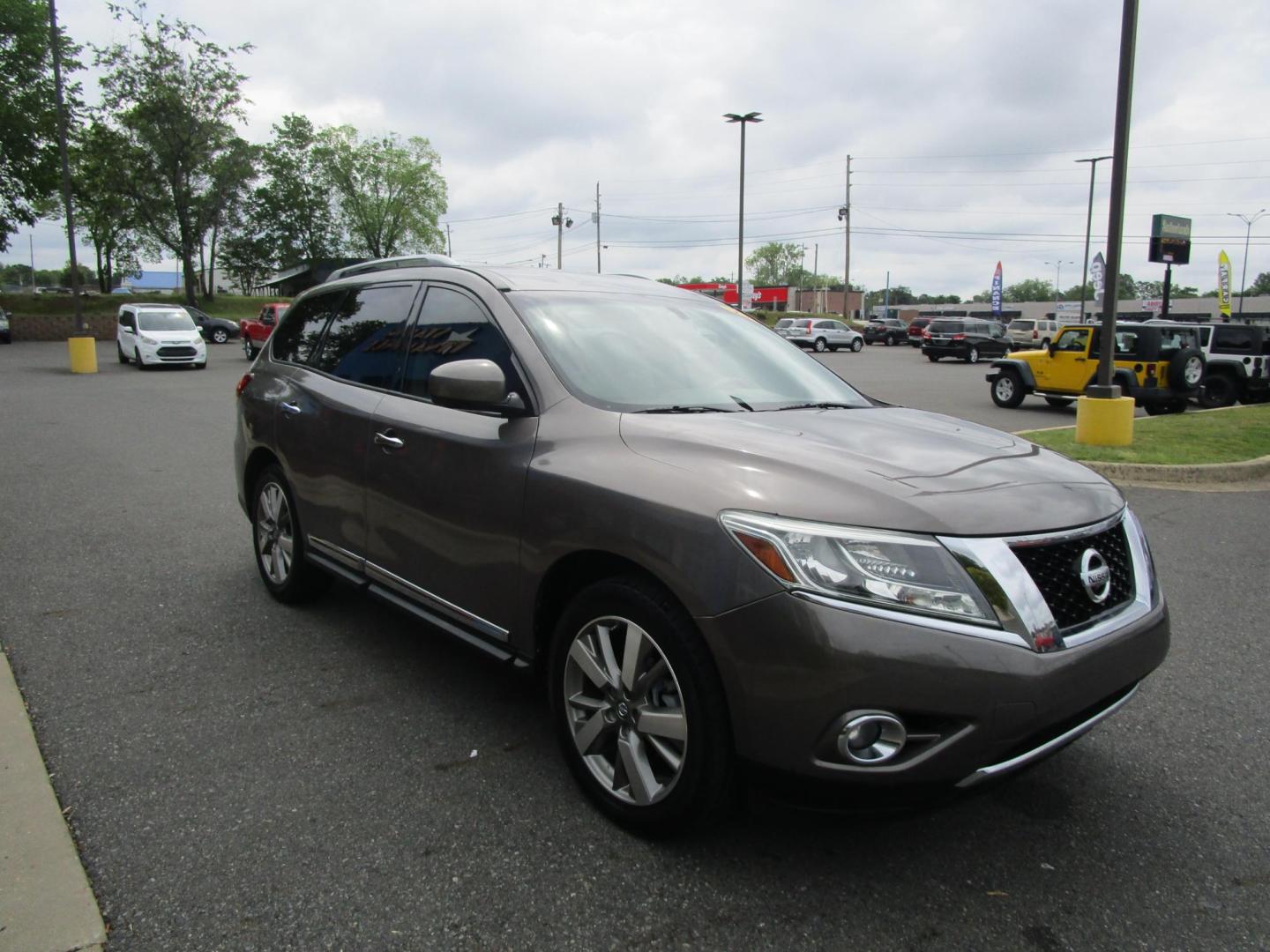 2013 Grey /Tan/Leather Nissan Pathfinder LE 4WD (5N1AR2MNXDC) with an 3.5L V6 DOHC 24V engine, Continuously Variable Transmission transmission, located at 1814 Albert Pike Road, Hot Springs, AR, 71913, (501) 623-1717, 34.494228, -93.094070 - Photo#4