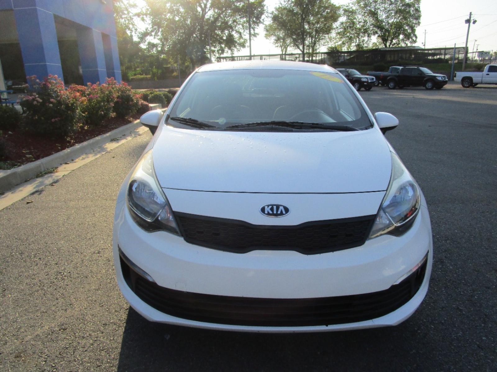 2017 WHITE /Gray / Cloth Kia Rio LX 6A (KNADM4A34H6) with an 1.6L L4 DOHC 16V engine, 6A transmission, located at 1814 Albert Pike Road, Hot Springs, AR, 71913, (501) 623-1717, 34.494228, -93.094070 - Photo #2