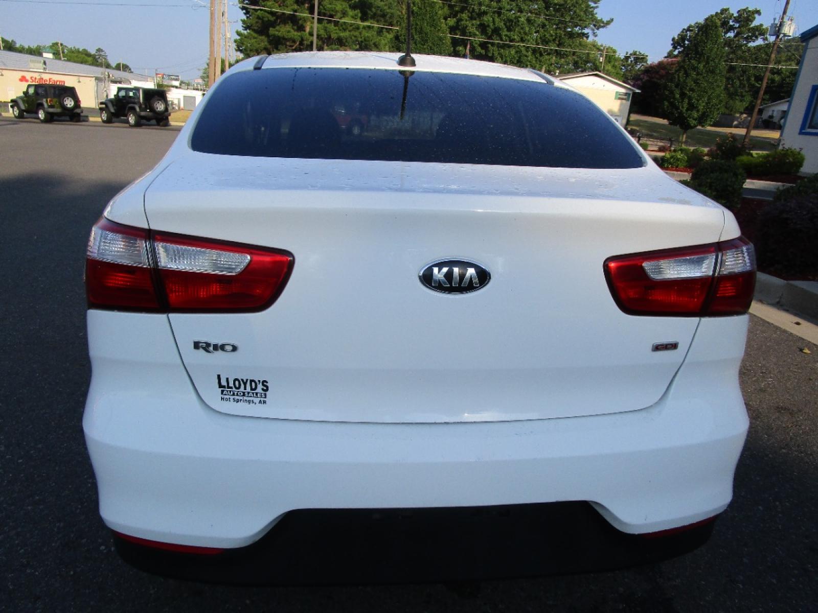 2017 WHITE /Gray / Cloth Kia Rio LX 6A (KNADM4A34H6) with an 1.6L L4 DOHC 16V engine, 6A transmission, located at 1814 Albert Pike Road, Hot Springs, AR, 71913, (501) 623-1717, 34.494228, -93.094070 - Photo #4