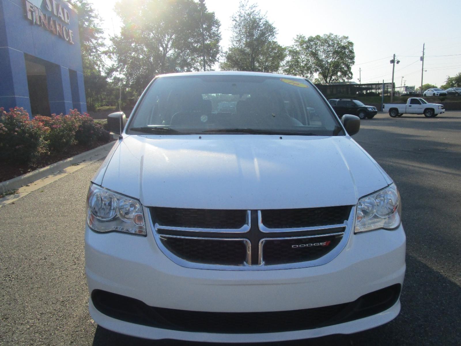 2016 WHITE /Gray / Cloth Dodge Grand Caravan SE (2C4RDGBG2GR) with an 3.6L V6 DOHC 24V engine, 6A transmission, located at 1814 Albert Pike Road, Hot Springs, AR, 71913, (501) 623-1717, 34.494228, -93.094070 - Photo #2