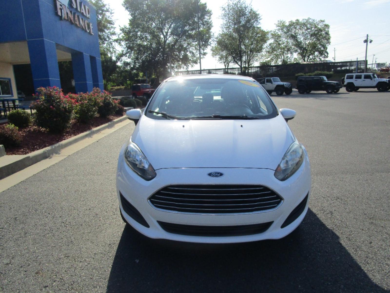 2016 WHITE /Gray / Cloth Ford Fiesta SE Hatchback (3FADP4EJ1GM) with an 1.6L L4 DOHC 16V engine, located at 1814 Albert Pike Road, Hot Springs, AR, 71913, (501) 623-1717, 34.494228, -93.094070 - Photo #2
