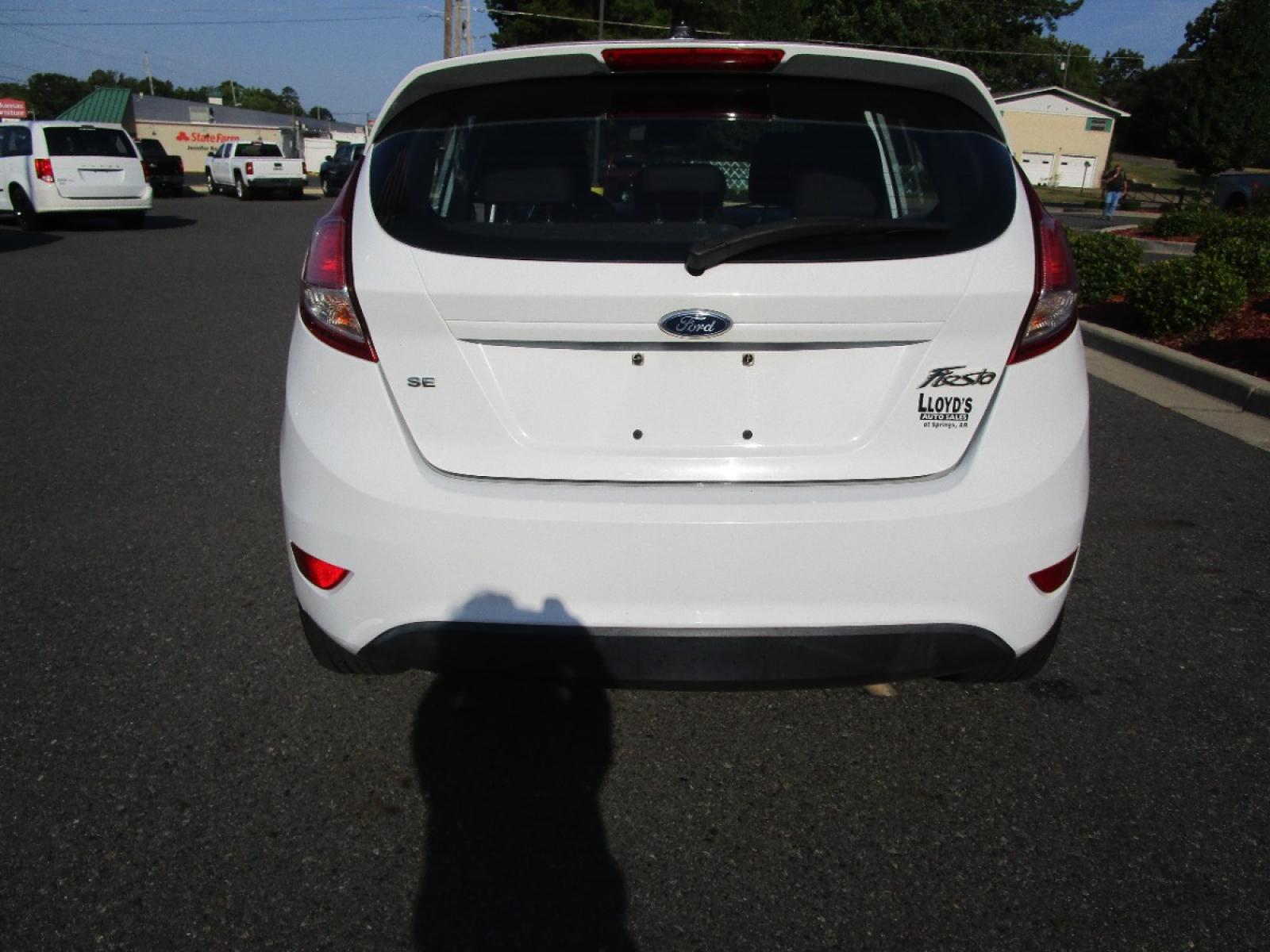 2016 WHITE /Gray / Cloth Ford Fiesta SE Hatchback (3FADP4EJ1GM) with an 1.6L L4 DOHC 16V engine, located at 1814 Albert Pike Road, Hot Springs, AR, 71913, (501) 623-1717, 34.494228, -93.094070 - Photo #4