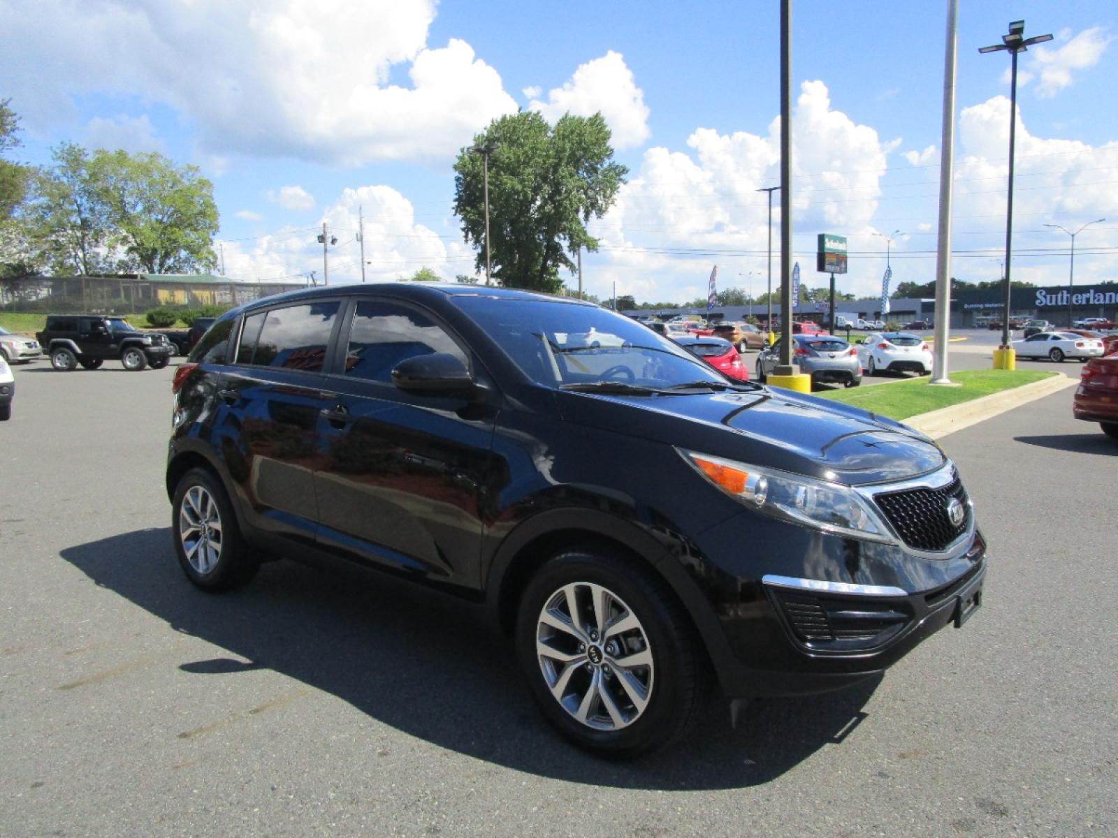 2016 BLACK /Black / Cloth Kia Sportage LX FWD (KNDPB3AC4G7) with an 2.4L V6 DOHC 24V engine, 6-Speed Automatic transmission, located at 1814 Albert Pike Road, Hot Springs, AR, 71913, (501) 623-1717, 34.494228, -93.094070 - Photo #3