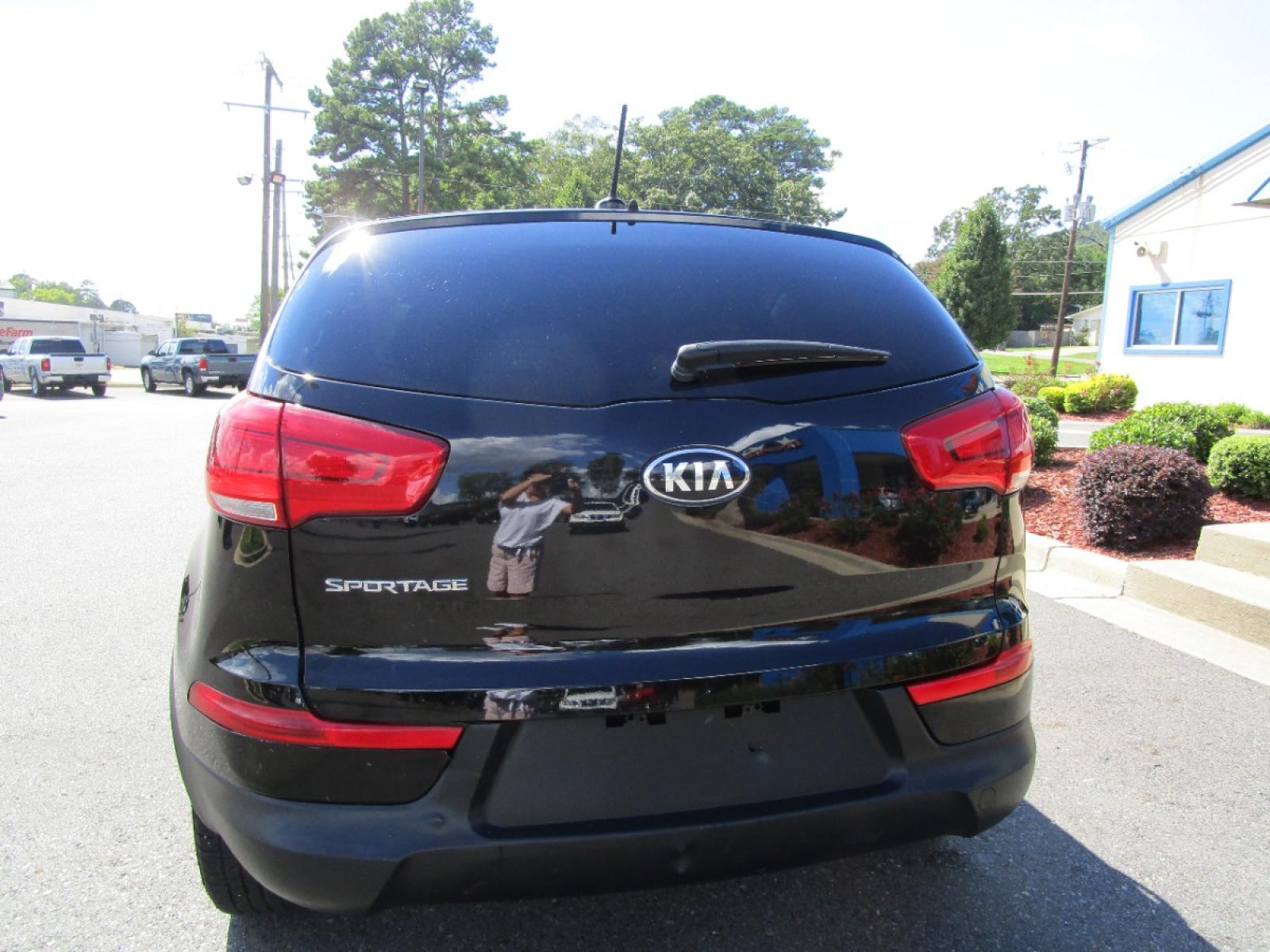 2016 BLACK /Black / Cloth Kia Sportage LX FWD (KNDPB3AC4G7) with an 2.4L V6 DOHC 24V engine, 6-Speed Automatic transmission, located at 1814 Albert Pike Road, Hot Springs, AR, 71913, (501) 623-1717, 34.494228, -93.094070 - Photo #4