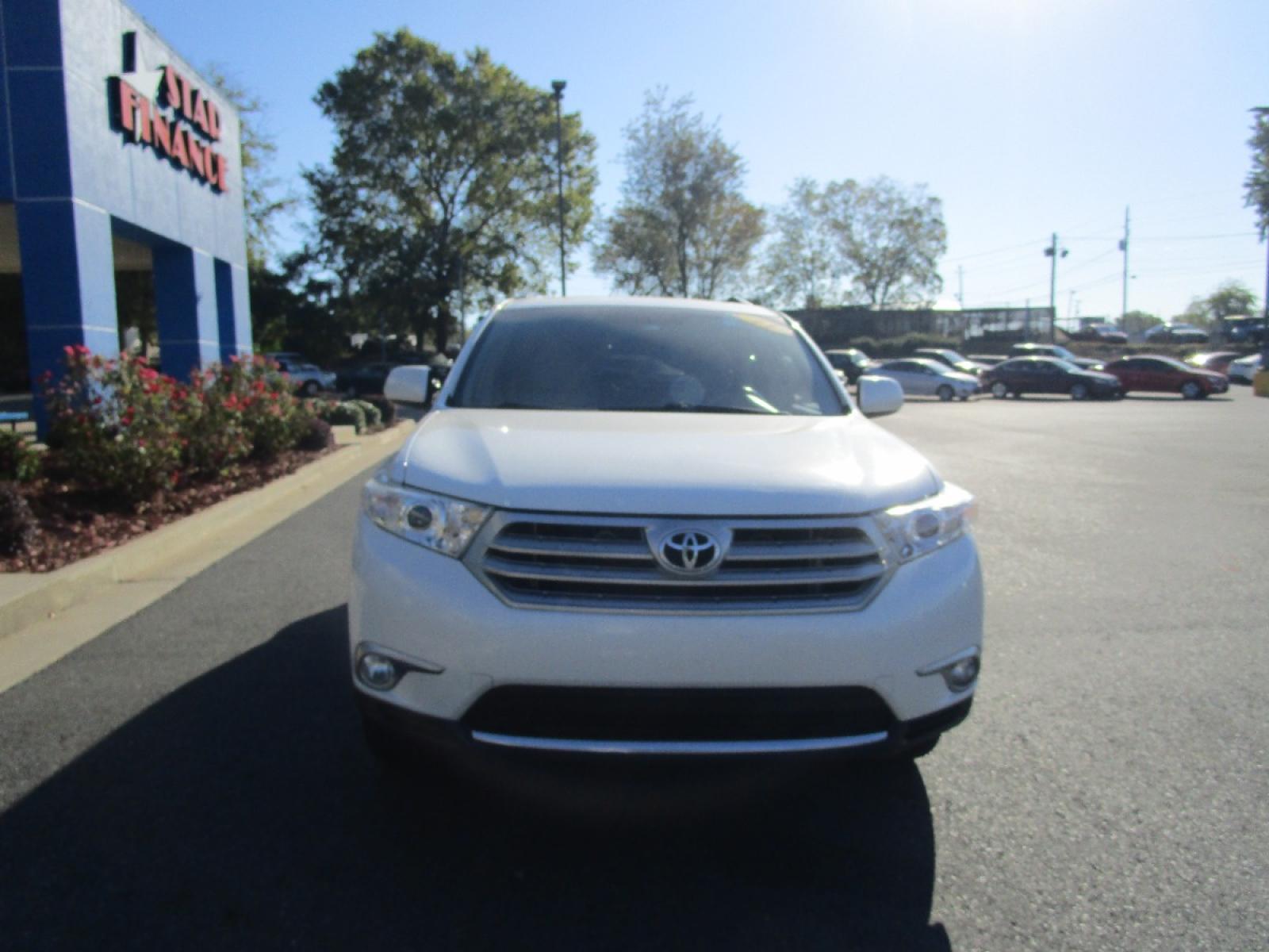 2011 WHITE /Tan / Leather Toyota Highlander Base 2WD V6 (5TDZK3EH3BS) with an 3.5L V6 DOHC 24V engine, 5-Speed Automatic transmission, located at 1814 Albert Pike Road, Hot Springs, AR, 71913, (501) 623-1717, 34.494228, -93.094070 - Photo #2