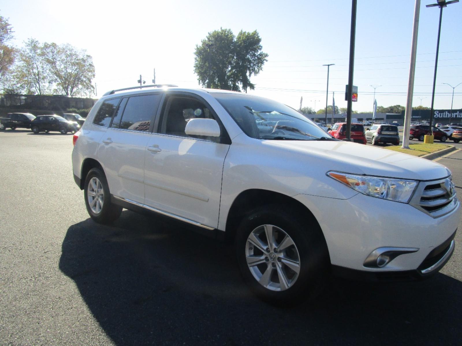 2011 WHITE /Tan / Leather Toyota Highlander Base 2WD V6 (5TDZK3EH3BS) with an 3.5L V6 DOHC 24V engine, 5-Speed Automatic transmission, located at 1814 Albert Pike Road, Hot Springs, AR, 71913, (501) 623-1717, 34.494228, -93.094070 - Photo #3