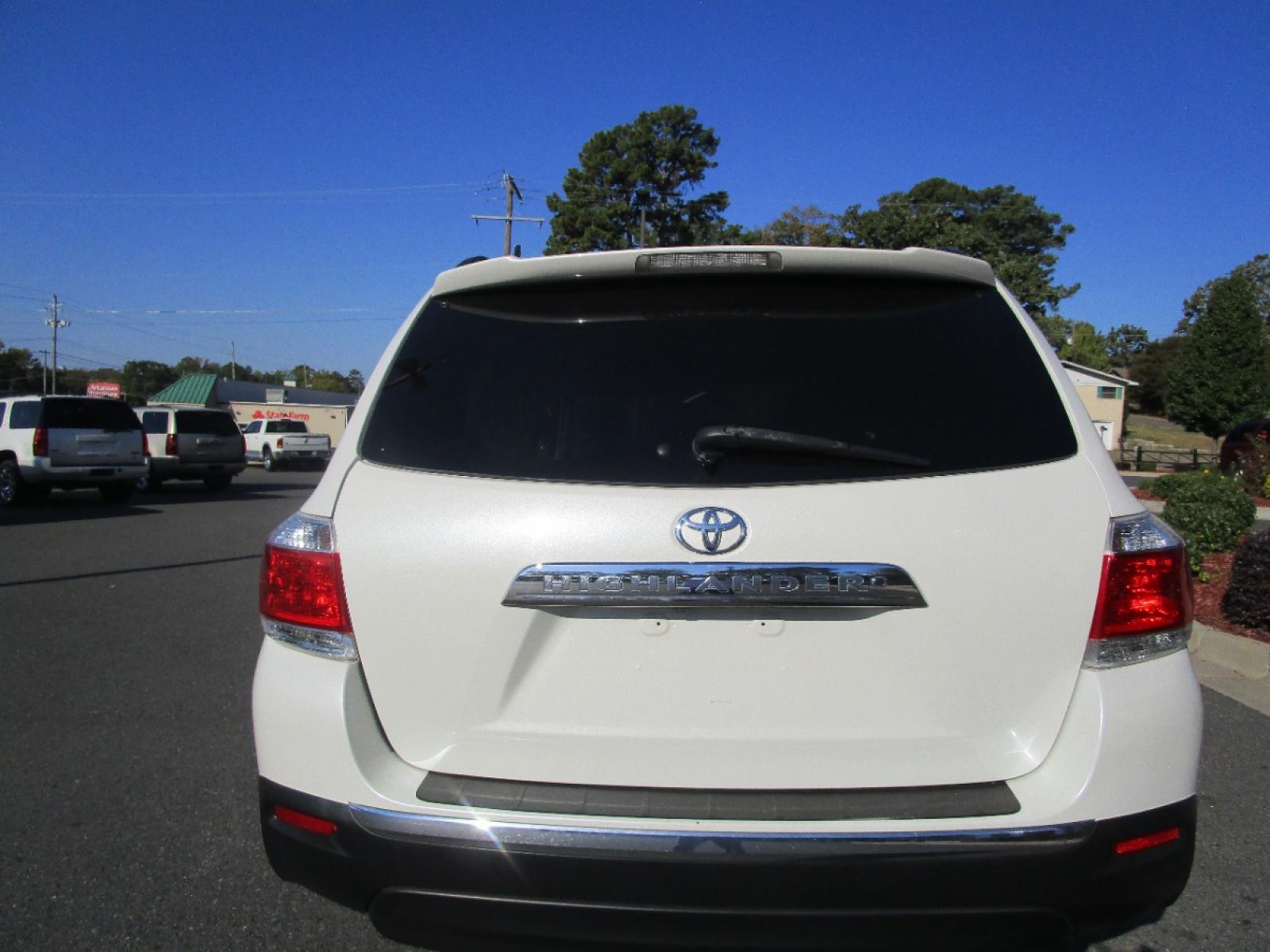 2011 WHITE /Tan / Leather Toyota Highlander Base 2WD V6 (5TDZK3EH3BS) with an 3.5L V6 DOHC 24V engine, 5-Speed Automatic transmission, located at 1814 Albert Pike Road, Hot Springs, AR, 71913, (501) 623-1717, 34.494228, -93.094070 - Photo #4