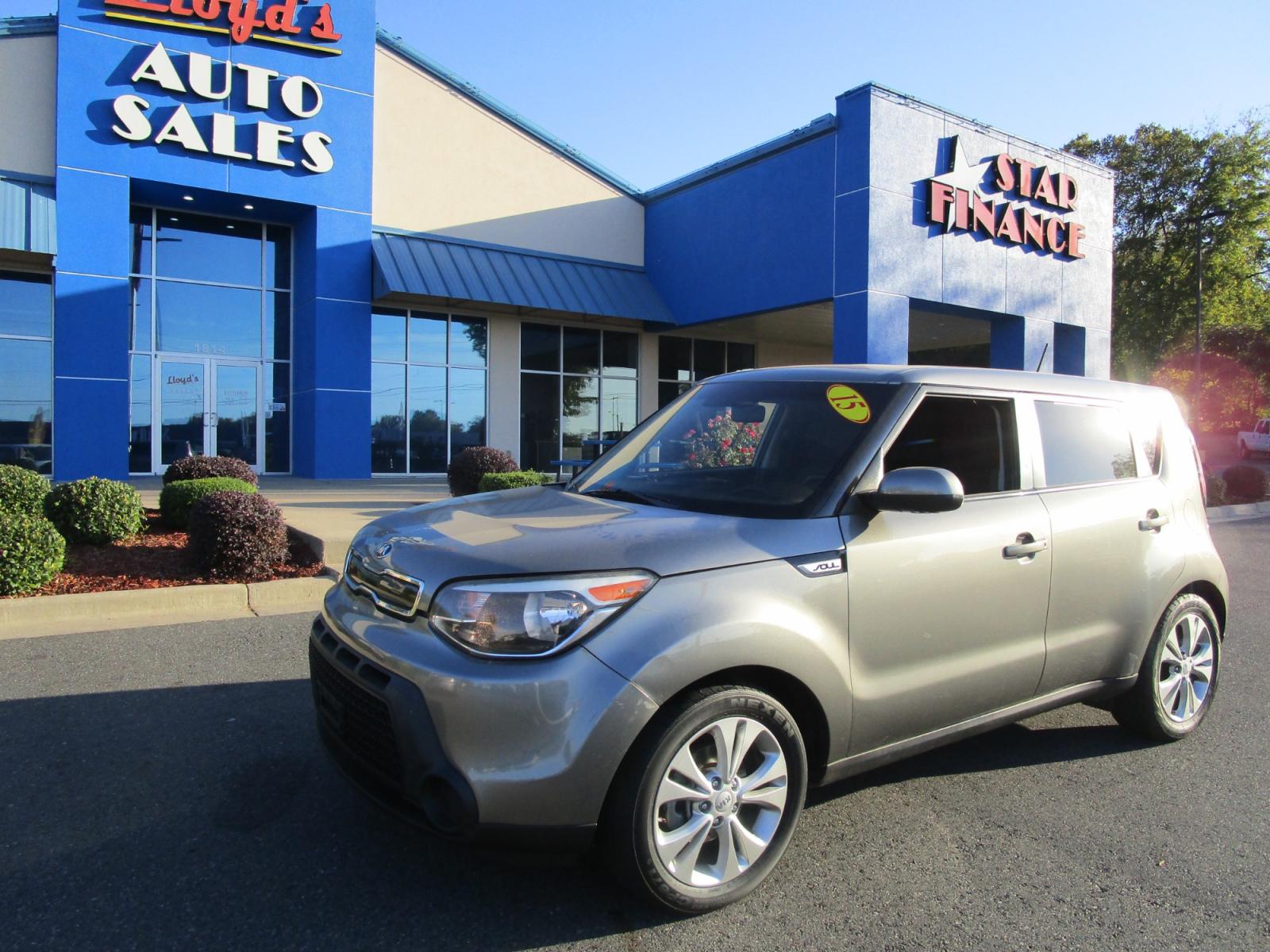 2015 GRAY /Gray / Cloth Kia Soul + (KNDJP3A54F7) with an 2.0L L4 DOHC 16V engine, 6-Speed Automatic transmission, located at 1814 Albert Pike Road, Hot Springs, AR, 71913, (501) 623-1717, 34.494228, -93.094070 - Photo #2