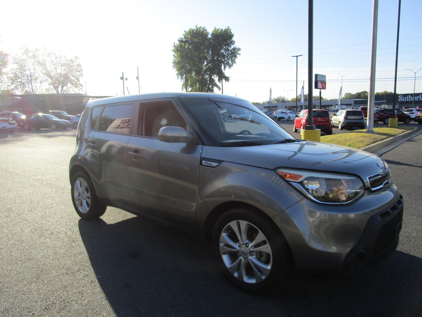 2015 GRAY /Gray / Cloth Kia Soul + (KNDJP3A54F7) with an 2.0L L4 DOHC 16V engine, 6-Speed Automatic transmission, located at 1814 Albert Pike Road, Hot Springs, AR, 71913, (501) 623-1717, 34.494228, -93.094070 - Photo #4