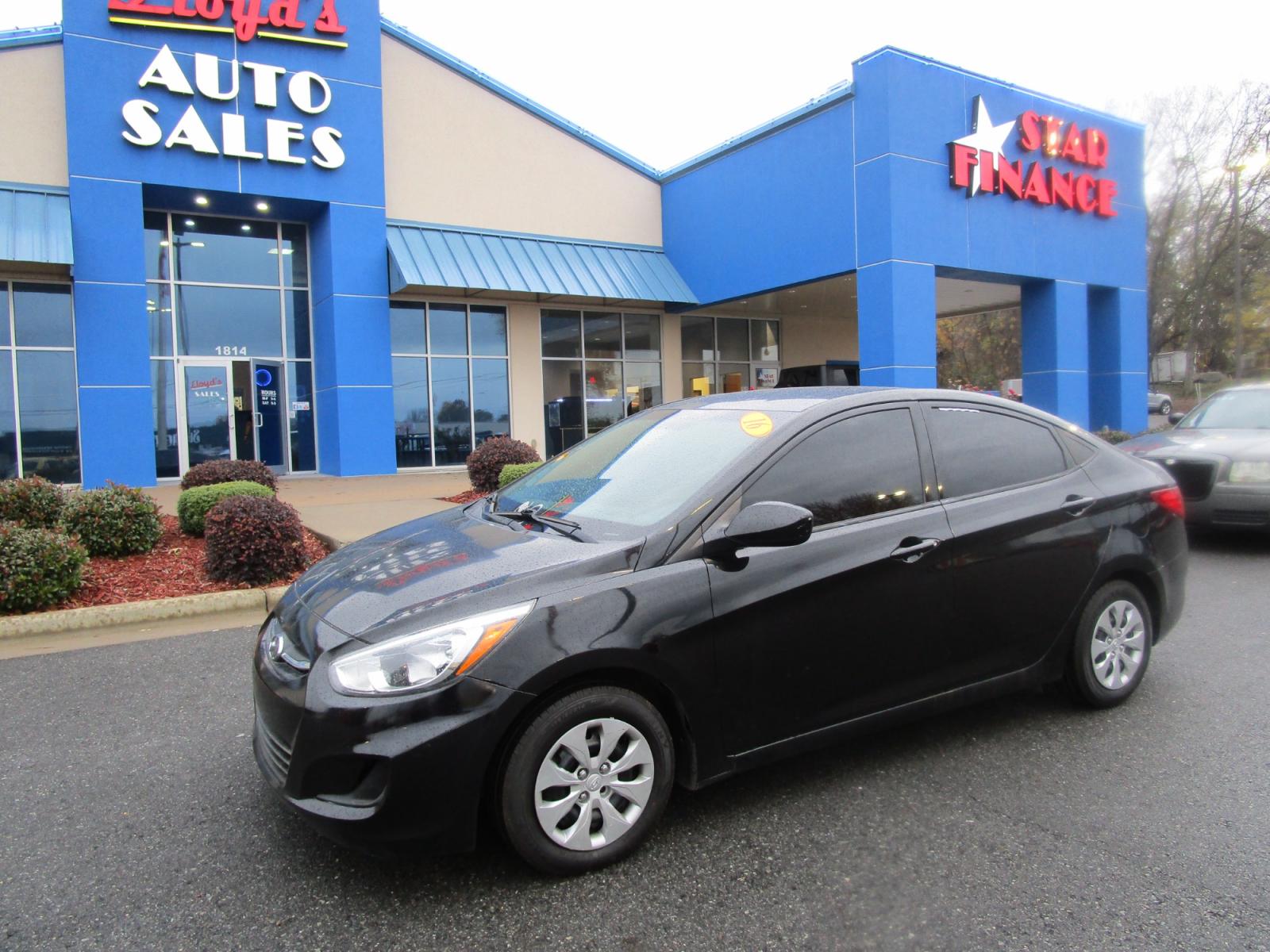 2016 BLACK /Gray / Cloth Hyundai Accent SE 4-Door 6A (KMHCT4AE0GU) with an 1.6L L4 DOHC 16V engine, 6A transmission, located at 1814 Albert Pike Road, Hot Springs, AR, 71913, (501) 623-1717, 34.494228, -93.094070 - Photo #1