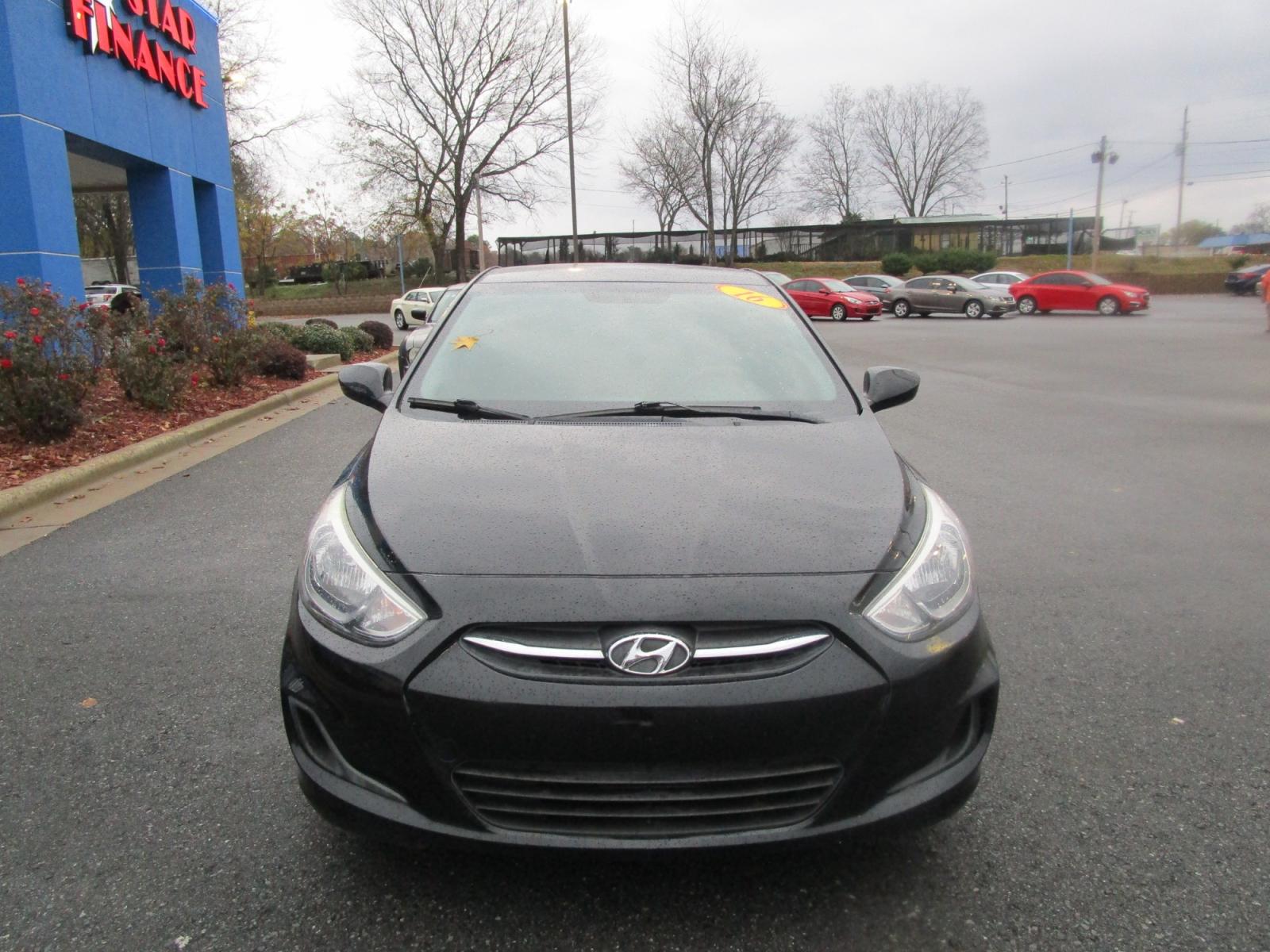 2016 BLACK /Gray / Cloth Hyundai Accent SE 4-Door 6A (KMHCT4AE0GU) with an 1.6L L4 DOHC 16V engine, 6A transmission, located at 1814 Albert Pike Road, Hot Springs, AR, 71913, (501) 623-1717, 34.494228, -93.094070 - Photo #2