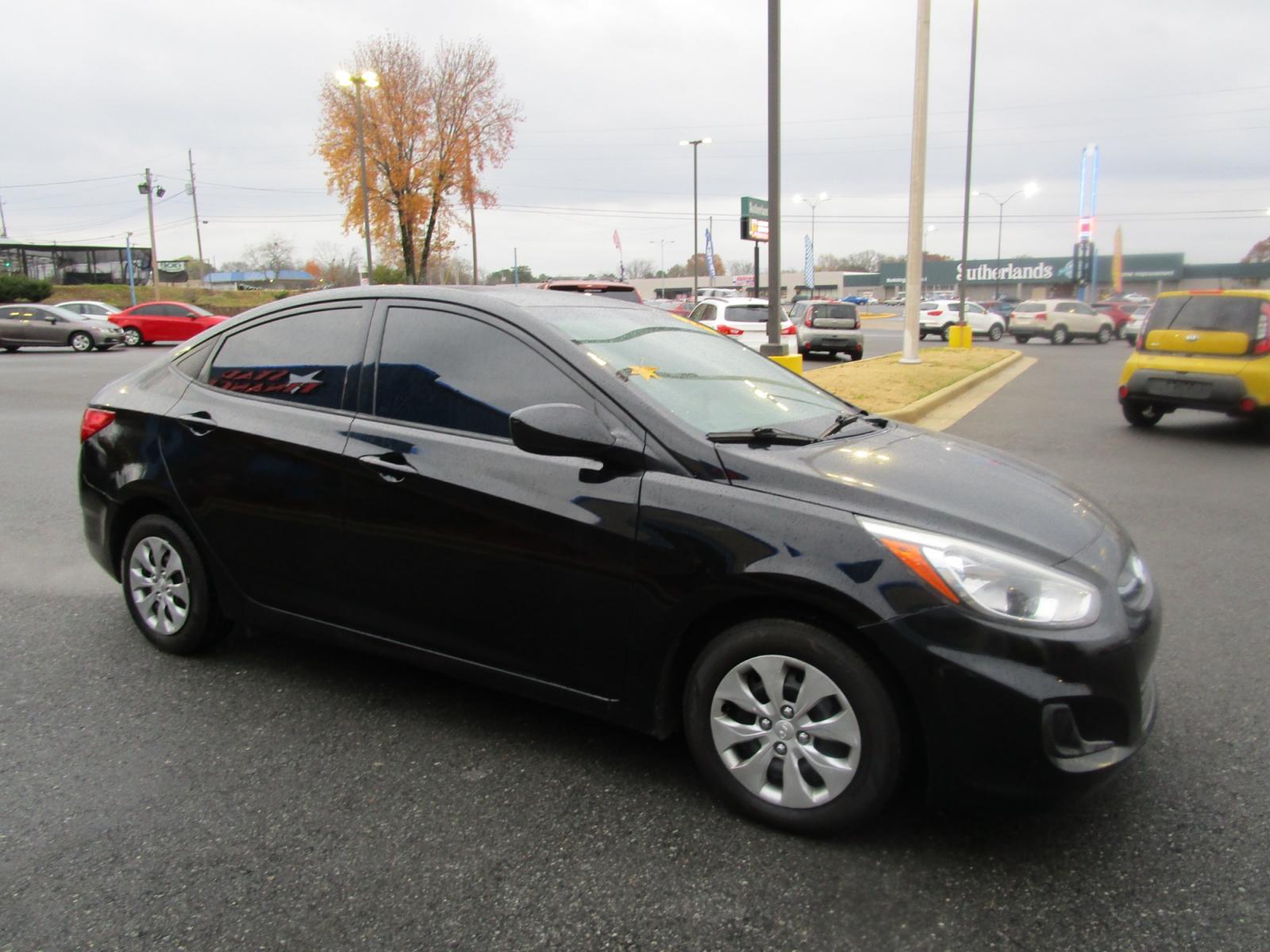 2016 BLACK /Gray / Cloth Hyundai Accent SE 4-Door 6A (KMHCT4AE0GU) with an 1.6L L4 DOHC 16V engine, 6A transmission, located at 1814 Albert Pike Road, Hot Springs, AR, 71913, (501) 623-1717, 34.494228, -93.094070 - Photo #3