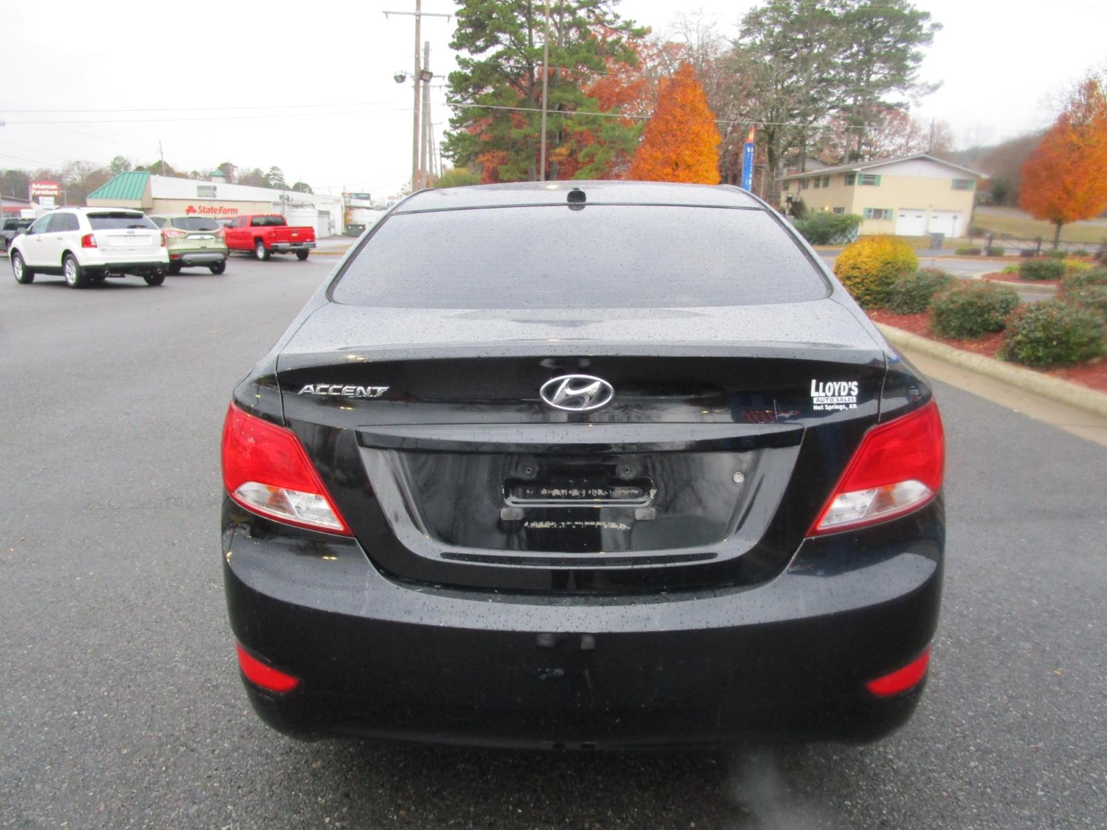 2016 BLACK /Gray / Cloth Hyundai Accent SE 4-Door 6A (KMHCT4AE0GU) with an 1.6L L4 DOHC 16V engine, 6A transmission, located at 1814 Albert Pike Road, Hot Springs, AR, 71913, (501) 623-1717, 34.494228, -93.094070 - Photo #4