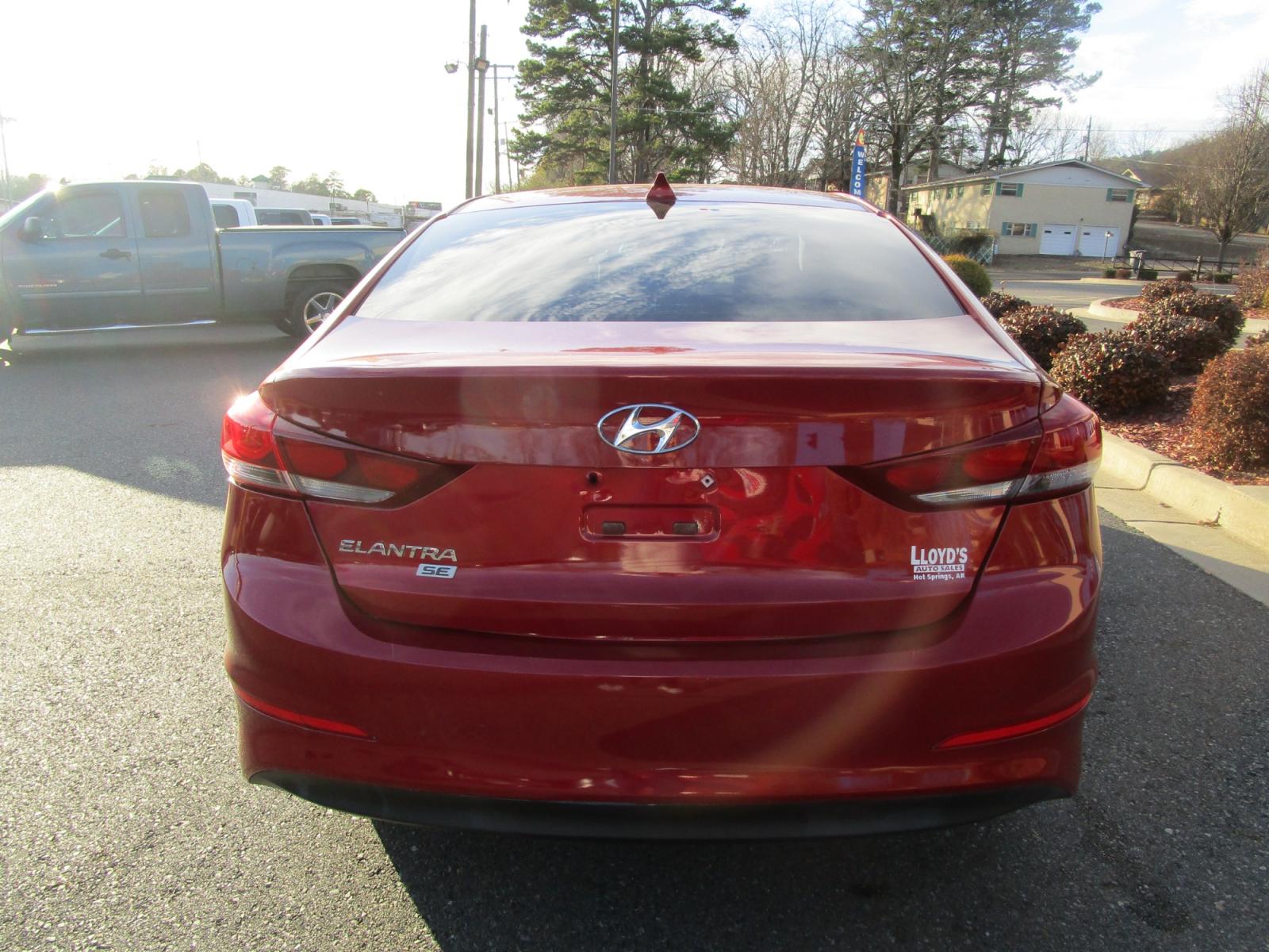 2017 MAROON /Gray / Cloth Hyundai Elantra SE 6AT (5NPD74LF0HH) with an 1.8L L4 DOHC 16V engine, 6A transmission, located at 1814 Albert Pike Road, Hot Springs, AR, 71913, (501) 623-1717, 34.494228, -93.094070 - Photo #4