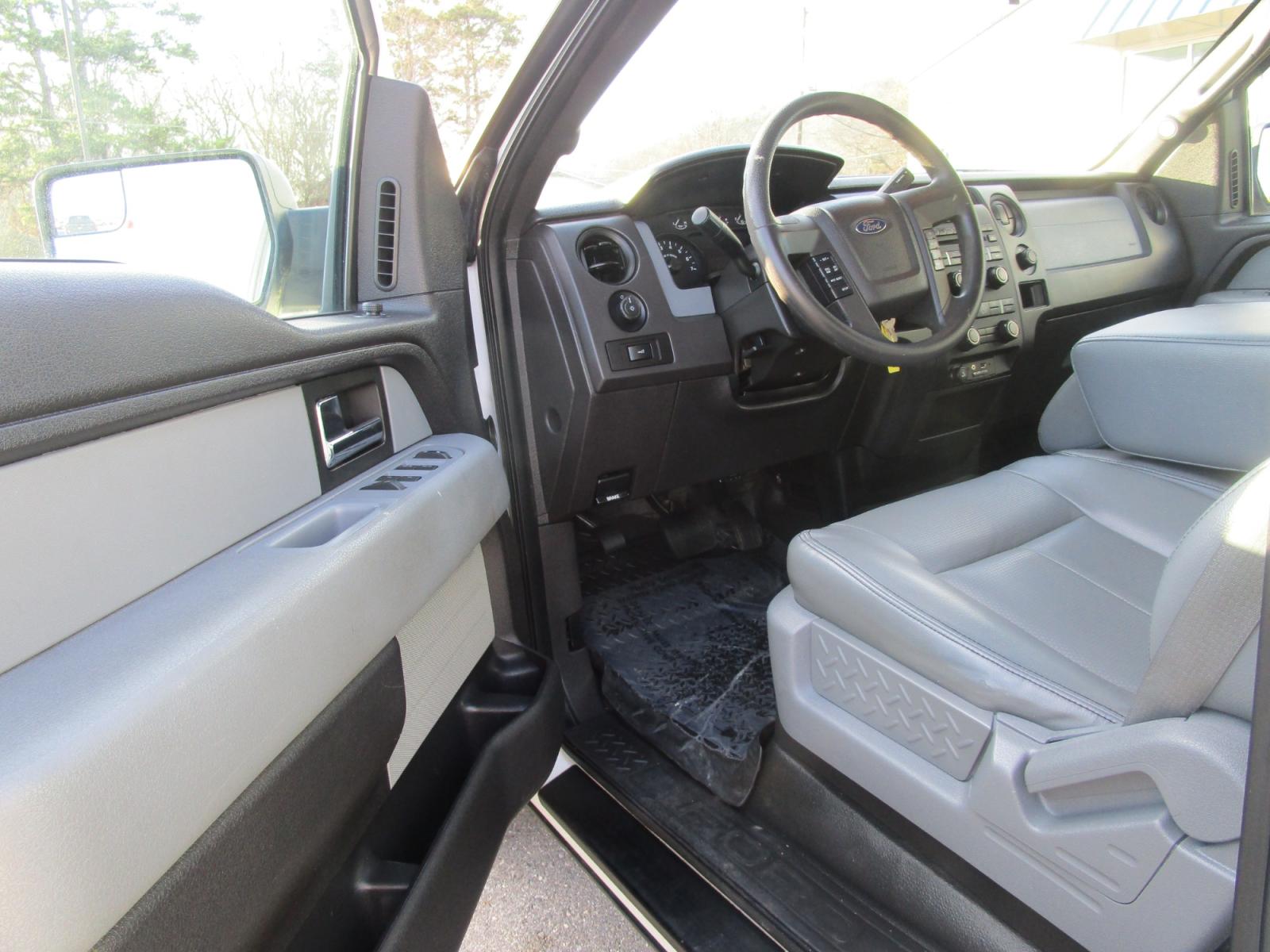 2012 WHITE /Gray / Leather Ford F-150 FX2 SuperCrew 5.5-ft. Bed 2WD (1FTFW1CF7CF) with an 5.0L V8 engine, 6-Speed Automatic transmission, located at 1814 Albert Pike Road, Hot Springs, AR, 71913, (501) 623-1717, 34.494228, -93.094070 - Photo #7