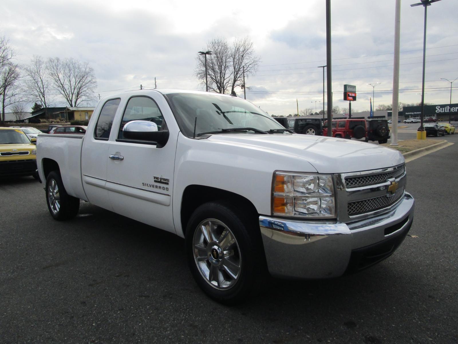 2013 WHITE /Tan / Cloth Chevrolet Silverado 1500 LT Ext. Cab 2WD (1GCRCSE04DZ) with an 5.3L V8 OHV 16V FFV engine, located at 1814 Albert Pike Road, Hot Springs, AR, 71913, (501) 623-1717, 34.494228, -93.094070 - Photo #3