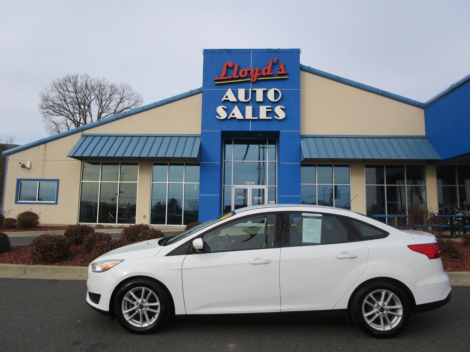 2017 WHITE /Gray / Cloth Ford Focus SE Sedan (1FADP3F28HL) with an 2.0L L4 DOHC 16V engine, located at 1814 Albert Pike Road, Hot Springs, AR, 71913, (501) 623-1717, 34.494228, -93.094070 - Photo #0
