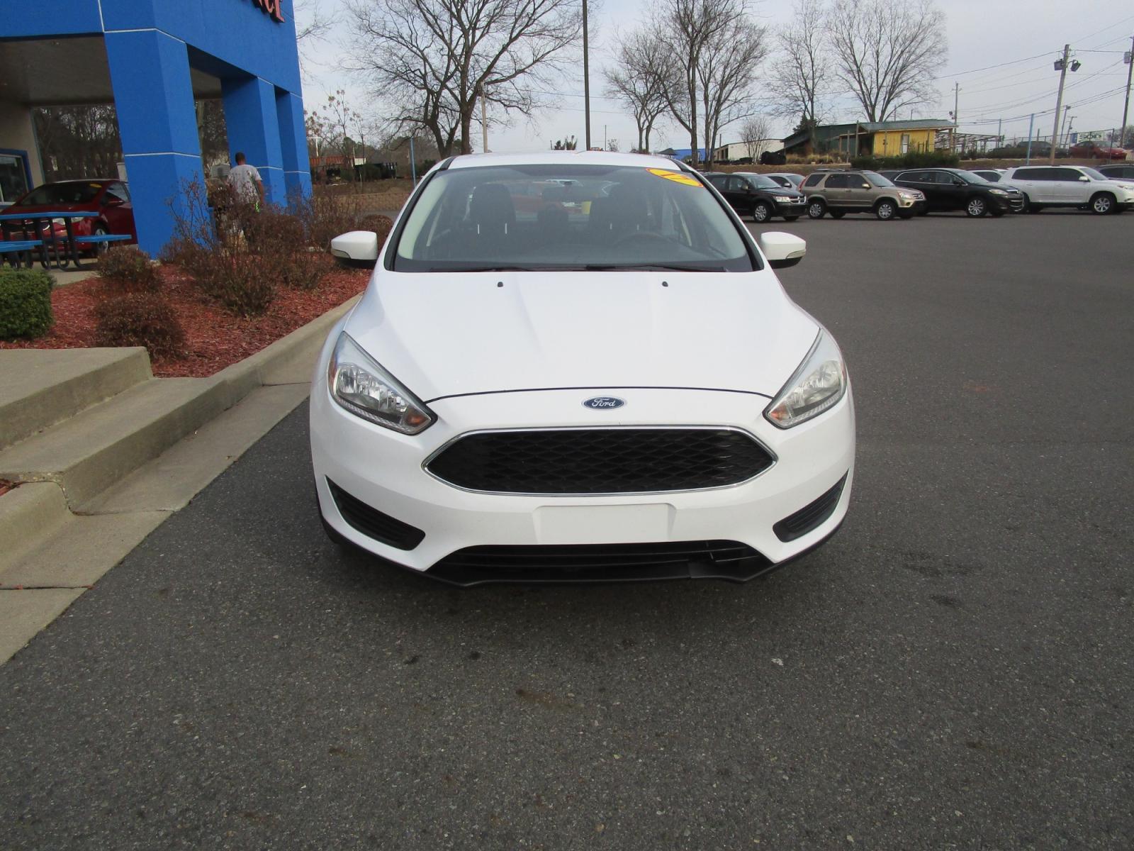 2017 WHITE /Gray / Cloth Ford Focus SE Sedan (1FADP3F28HL) with an 2.0L L4 DOHC 16V engine, located at 1814 Albert Pike Road, Hot Springs, AR, 71913, (501) 623-1717, 34.494228, -93.094070 - Photo #2