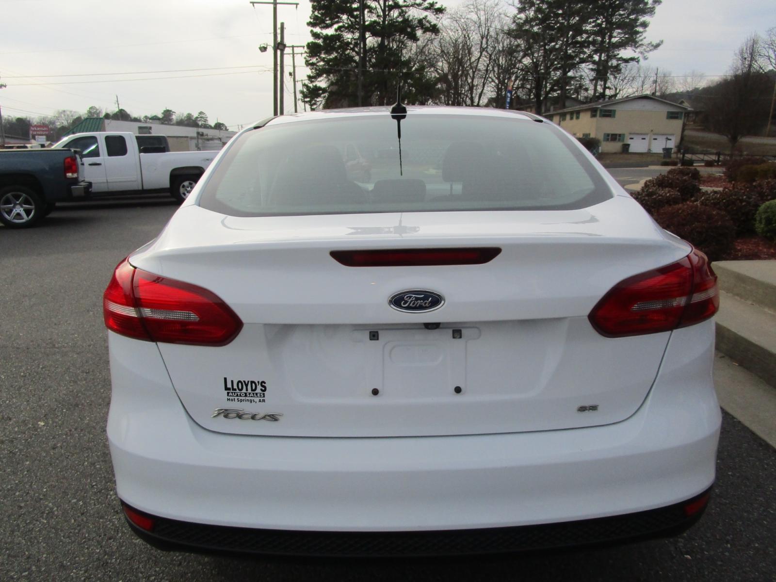 2017 WHITE /Gray / Cloth Ford Focus SE Sedan (1FADP3F28HL) with an 2.0L L4 DOHC 16V engine, located at 1814 Albert Pike Road, Hot Springs, AR, 71913, (501) 623-1717, 34.494228, -93.094070 - Photo #4