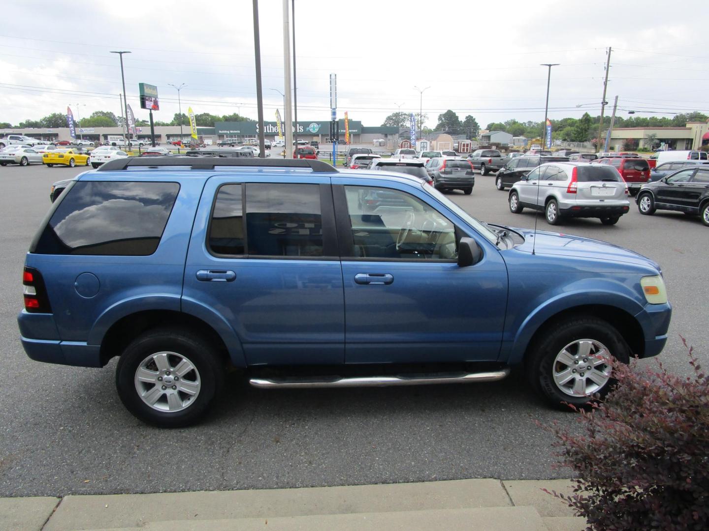 2009 Blue /Tan / Cloth Ford Explorer XLT 4.0L 2WD (1FMEU63E79U) with an 4.0L V6 SOHC 16V engine, 5-Speed Automatic transmission, located at 1814 Albert Pike Road, Hot Springs, AR, 71913, (501) 623-1717, 34.494228, -93.094070 - Photo#4