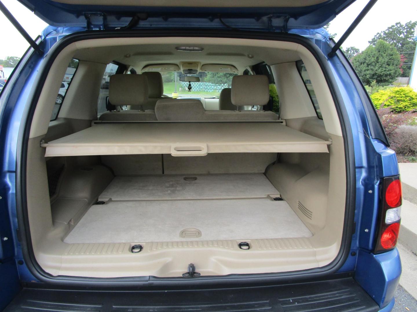 2009 Blue /Tan / Cloth Ford Explorer XLT 4.0L 2WD (1FMEU63E79U) with an 4.0L V6 SOHC 16V engine, 5-Speed Automatic transmission, located at 1814 Albert Pike Road, Hot Springs, AR, 71913, (501) 623-1717, 34.494228, -93.094070 - Photo#11