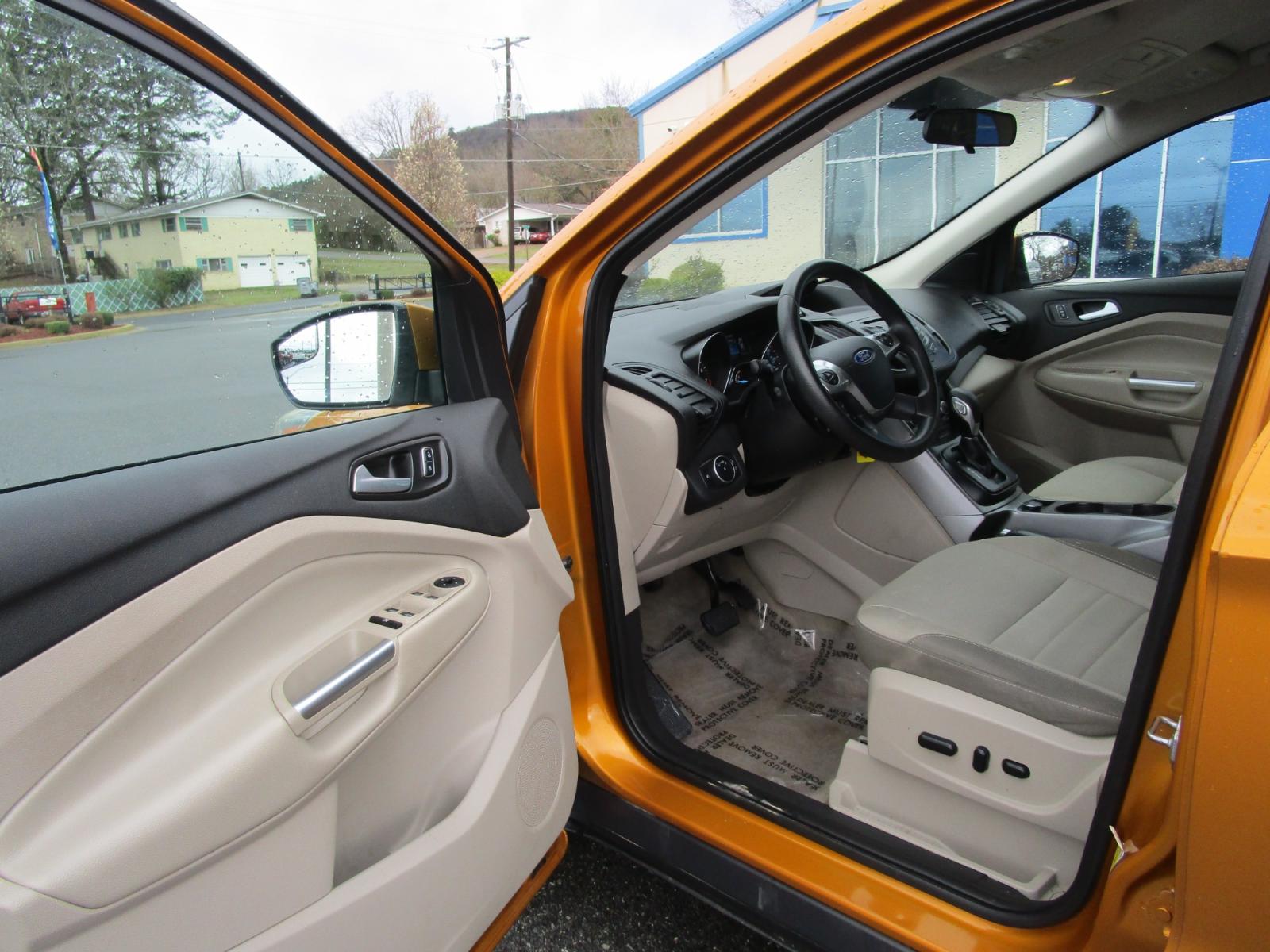 2016 Orange /Tan / Cloth Ford Escape SE 4WD (1FMCU9GX0GU) with an 1.6L L4 DOHC 16V engine, 6-Speed Automatic transmission, located at 1814 Albert Pike Road, Hot Springs, AR, 71913, (501) 623-1717, 34.494228, -93.094070 - Photo #7