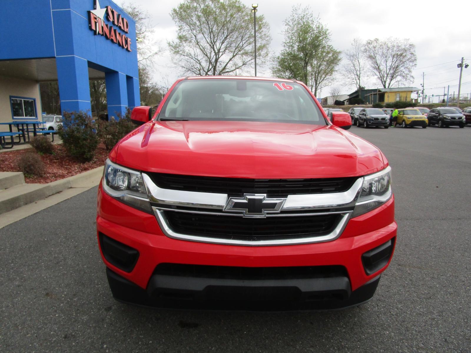 2016 RED /Gray / Cloth Chevrolet Colorado Work Truck Crew Cab 2WD Long Box (1GCGSBE38G1) with an 3.6L V6 DOHC 24V GAS engine, 6A transmission, located at 1814 Albert Pike Road, Hot Springs, AR, 71913, (501) 623-1717, 34.494228, -93.094070 - Photo #2
