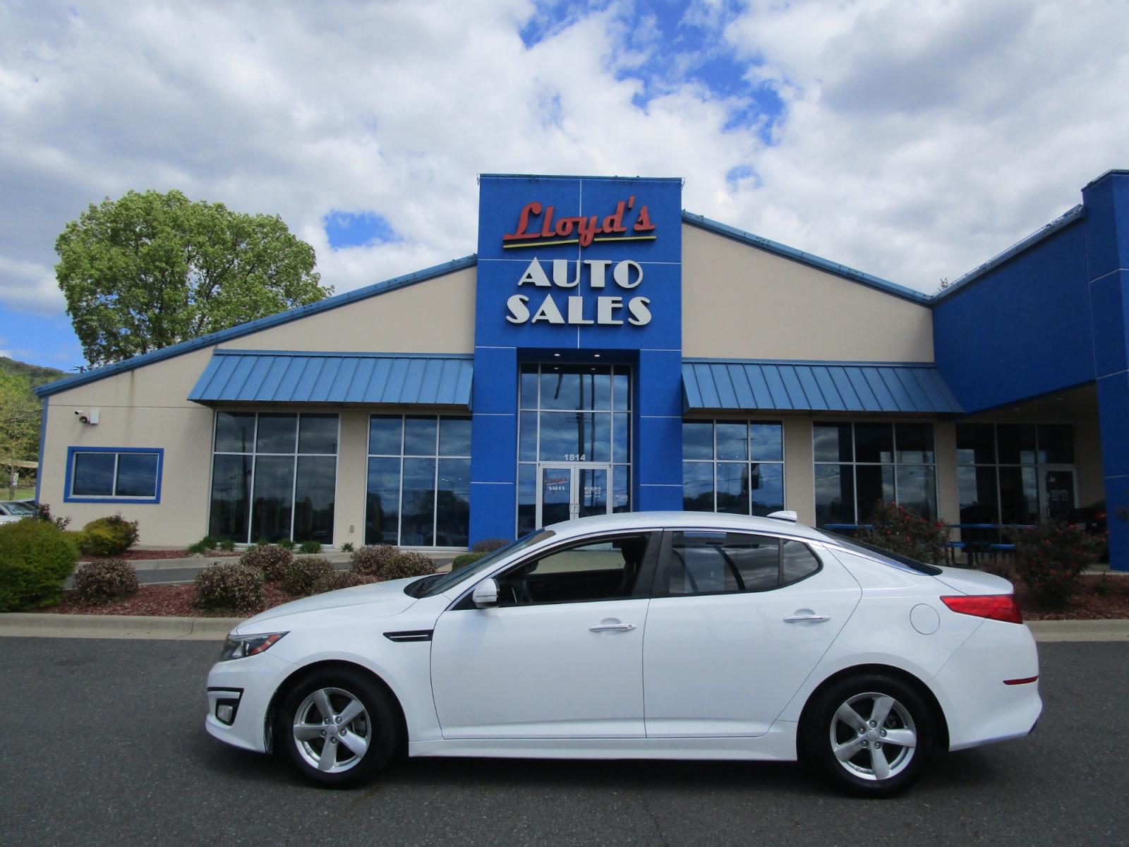 2015 WHITE /Gray / Cloth Kia Optima LX (KNAGM4A77F5) with an 2.4L L4 DOHC 16V engine, 6-Speed Automatic transmission, located at 1814 Albert Pike Road, Hot Springs, AR, 71913, (501) 623-1717, 34.494228, -93.094070 - Photo #0