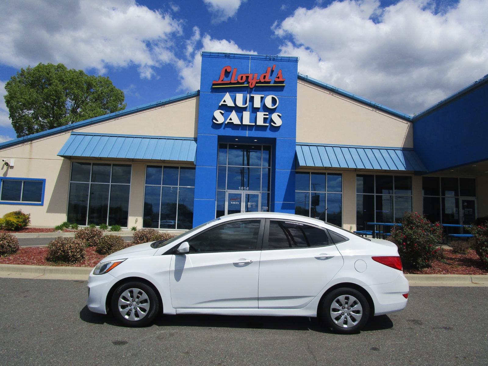 2017 WHITE /Gray / Cloth Hyundai Accent SE 4-Door 6M (KMHCT4AE9HU) with an 1.6L L4 DOHC 16V engine, 6M transmission, located at 1814 Albert Pike Road, Hot Springs, AR, 71913, (501) 623-1717, 34.494228, -93.094070 - Photo #0