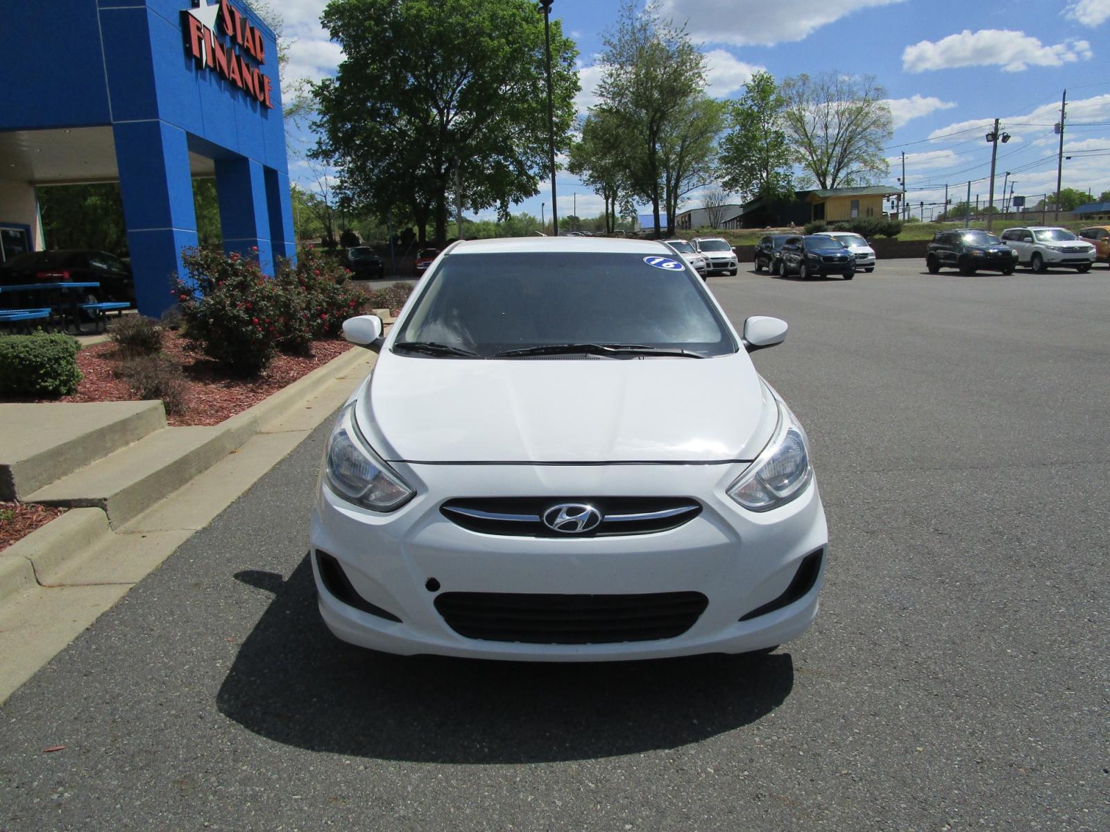2017 WHITE /Gray / Cloth Hyundai Accent SE 4-Door 6M (KMHCT4AE9HU) with an 1.6L L4 DOHC 16V engine, 6M transmission, located at 1814 Albert Pike Road, Hot Springs, AR, 71913, (501) 623-1717, 34.494228, -93.094070 - Photo #2