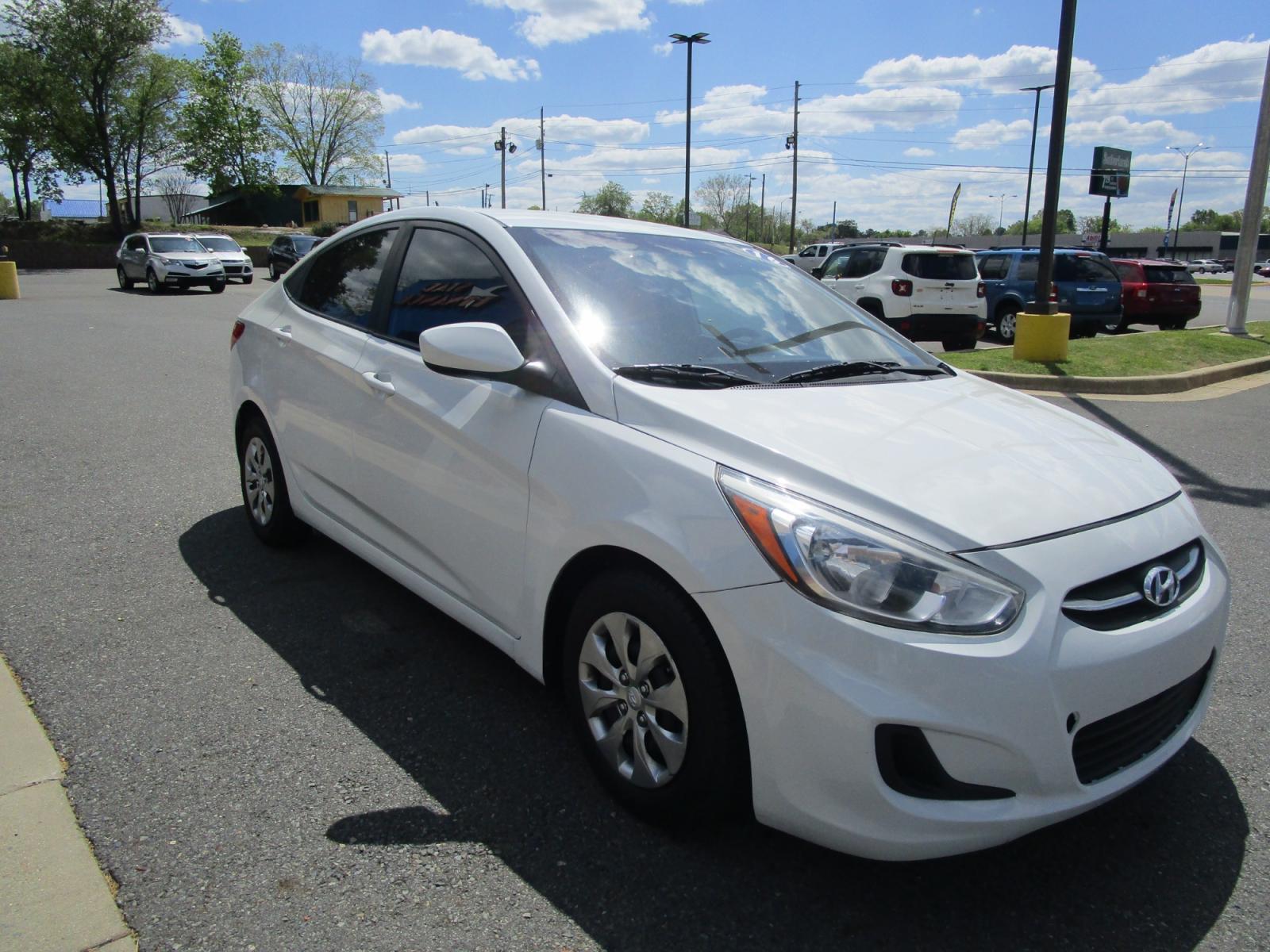 2017 WHITE /Gray / Cloth Hyundai Accent SE 4-Door 6M (KMHCT4AE9HU) with an 1.6L L4 DOHC 16V engine, 6M transmission, located at 1814 Albert Pike Road, Hot Springs, AR, 71913, (501) 623-1717, 34.494228, -93.094070 - Photo #3