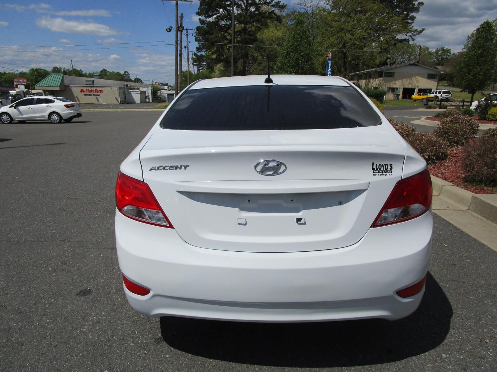 2017 WHITE /Gray / Cloth Hyundai Accent SE 4-Door 6M (KMHCT4AE9HU) with an 1.6L L4 DOHC 16V engine, 6M transmission, located at 1814 Albert Pike Road, Hot Springs, AR, 71913, (501) 623-1717, 34.494228, -93.094070 - Photo #4