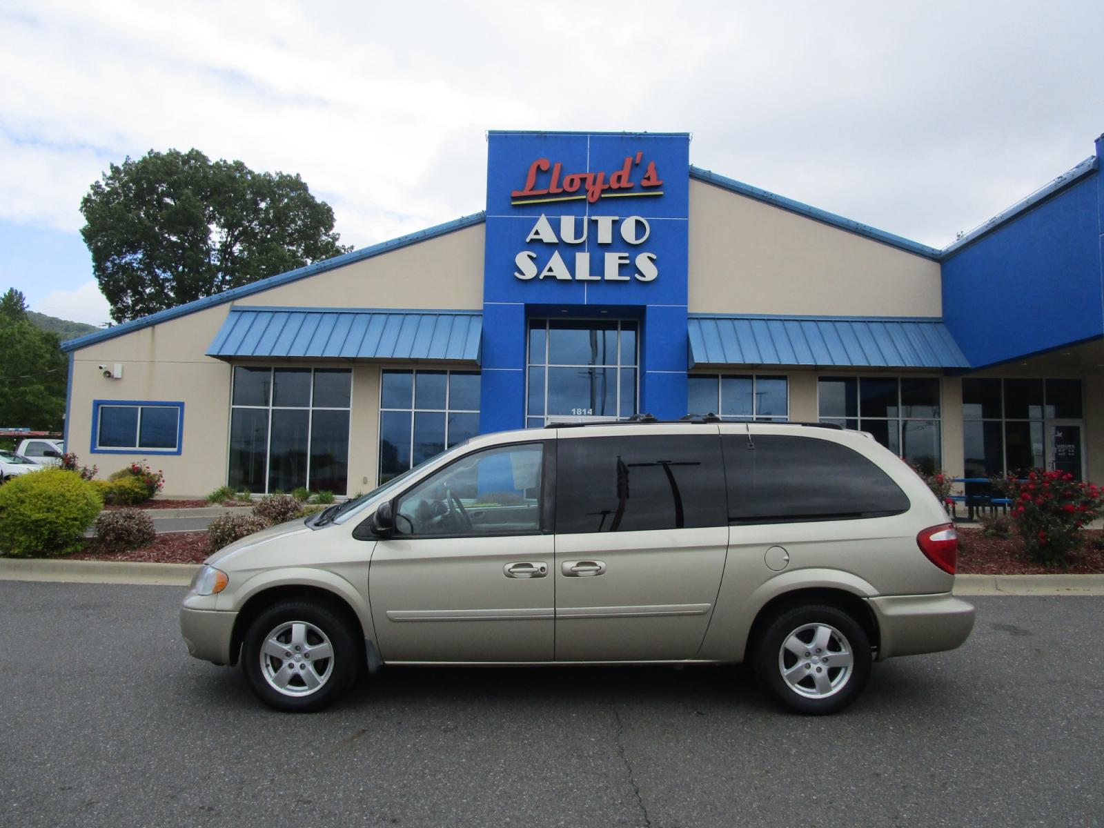 2006 Gold /Tan / Cloth Dodge Grand Caravan SXT (2D4GP44L66R) with an 3.8L V6 OHV 12V engine, 4-Speed Automatic Overdrive transmission, located at 1814 Albert Pike Road, Hot Springs, AR, 71913, (501) 623-1717, 34.494228, -93.094070 - Photo #0