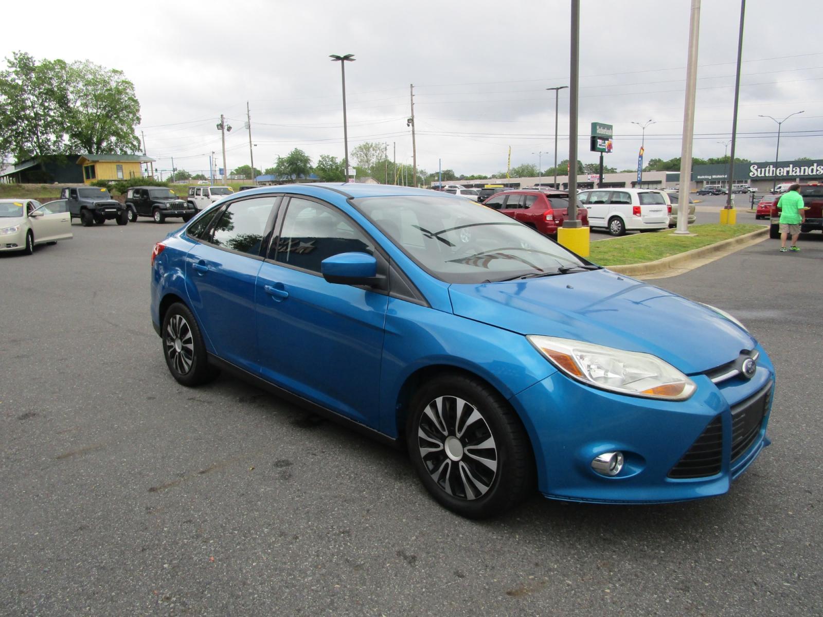 2012 Blue /Gray / Cloth Ford Focus SE Sedan (1FAHP3F24CL) with an 2.0L L4 DOHC 16V engine, located at 1814 Albert Pike Road, Hot Springs, AR, 71913, (501) 623-1717, 34.494228, -93.094070 - Photo #3