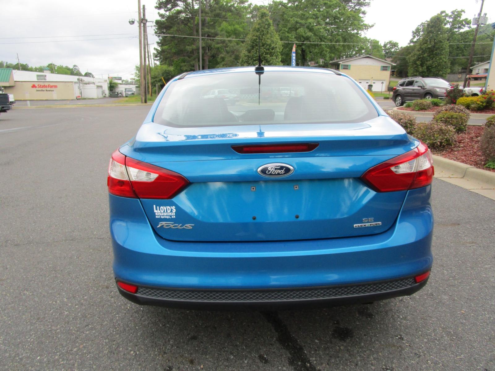 2012 Blue /Gray / Cloth Ford Focus SE Sedan (1FAHP3F24CL) with an 2.0L L4 DOHC 16V engine, located at 1814 Albert Pike Road, Hot Springs, AR, 71913, (501) 623-1717, 34.494228, -93.094070 - Photo #4