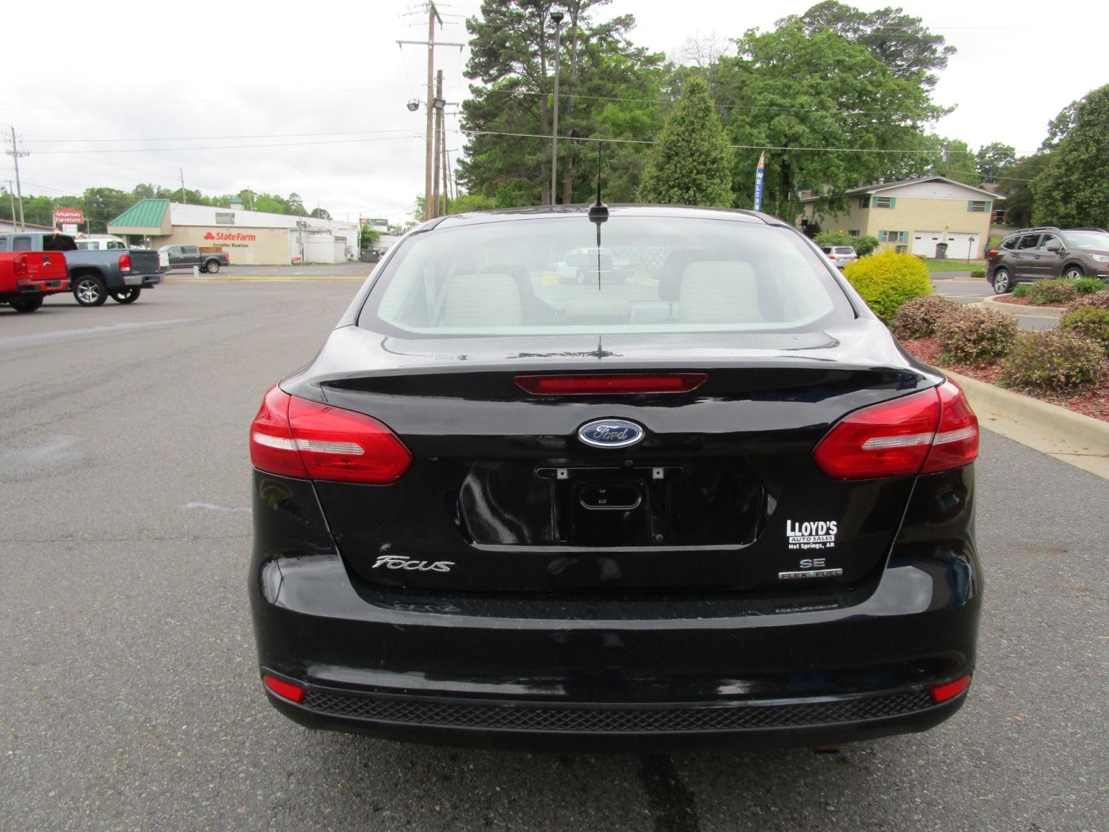 2016 BLACK /Gray / Cloth Ford Focus SE Sedan (1FADP3F22GL) with an 2.0L L4 DOHC 16V engine, located at 1814 Albert Pike Road, Hot Springs, AR, 71913, (501) 623-1717, 34.494228, -93.094070 - Photo #4