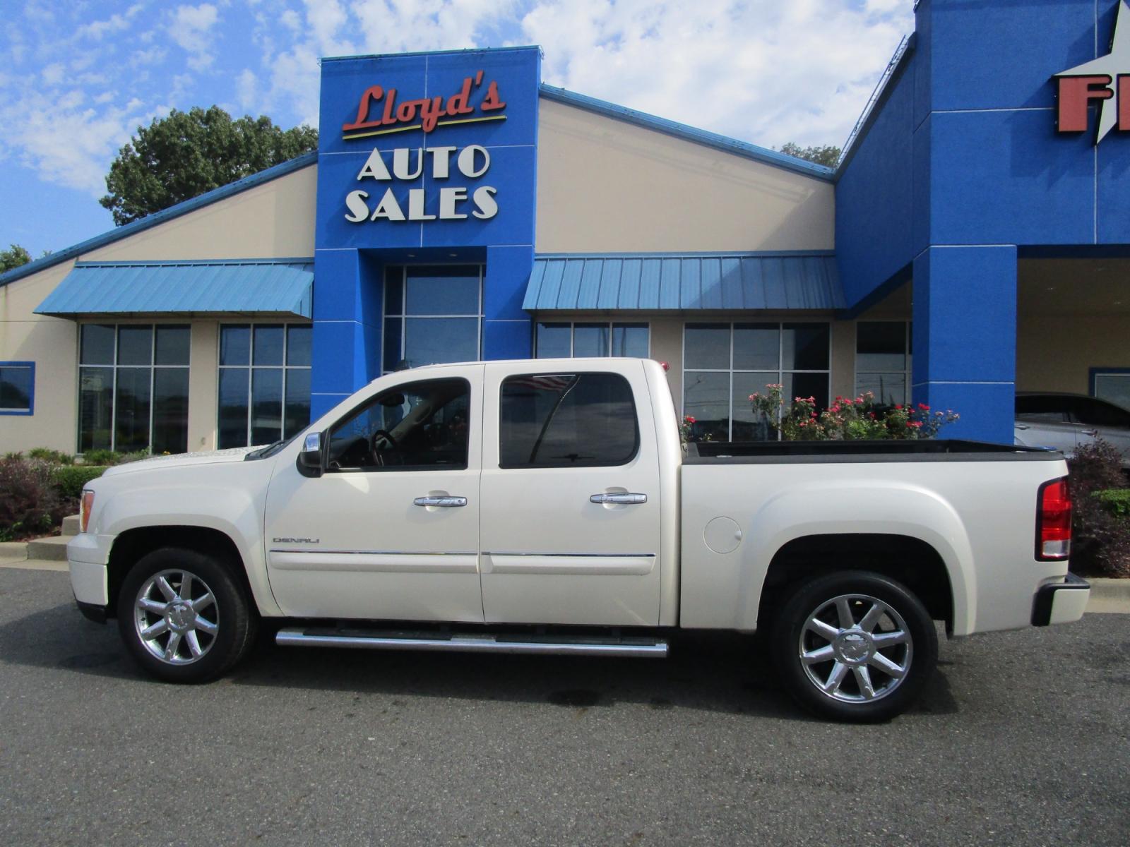 2013 GMC Sierra 1500 Denali Crew Cab AWD (3GTP2XE24DG) with an 6.2L V8 OHV 16V FFV engine, 6-Speed Automatic transmission, located at 1814 Albert Pike Road, Hot Springs, AR, 71913, (501) 623-1717, 34.494228, -93.094070 - Photo #0