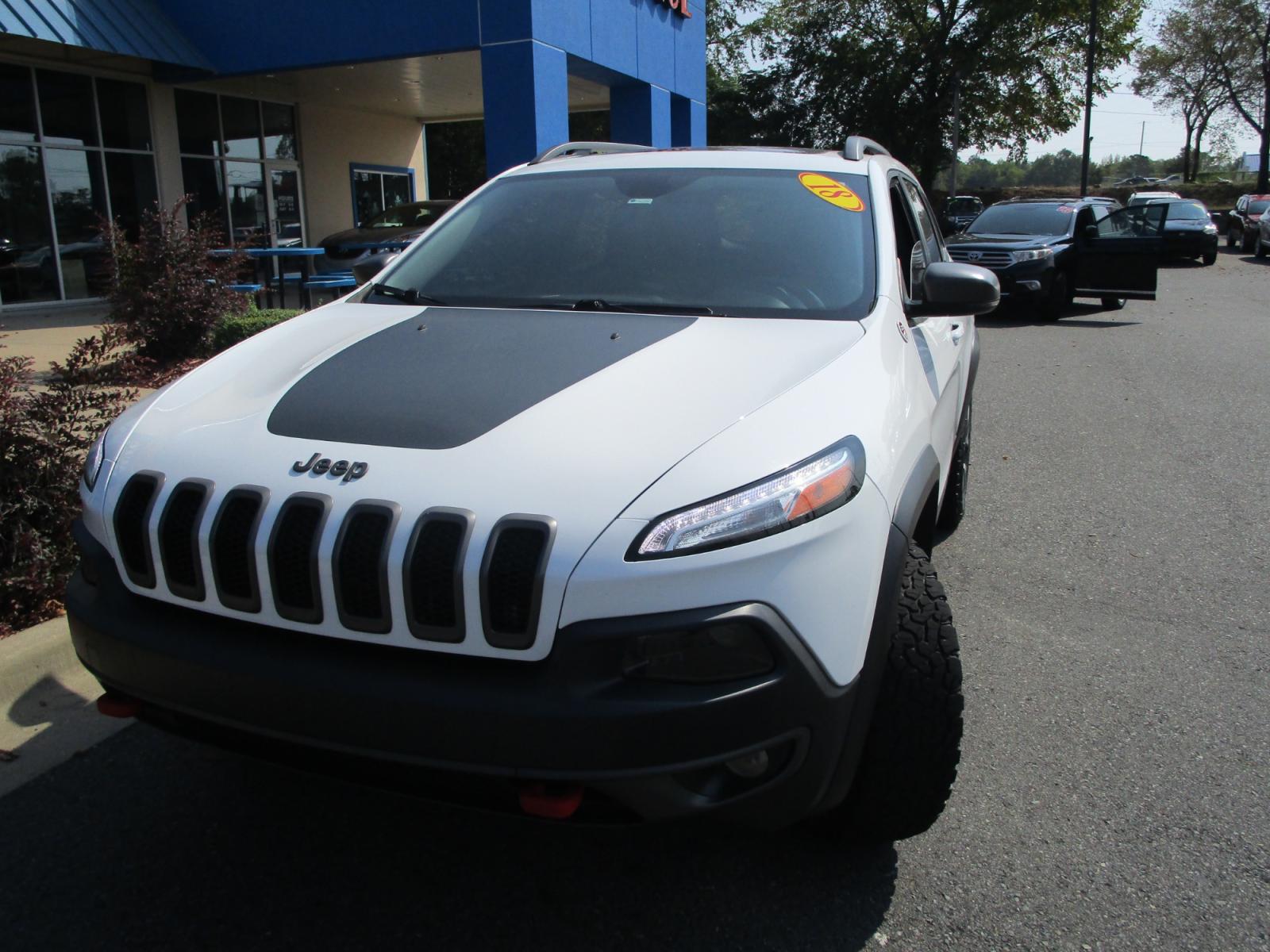 2018 Jeep Cherokee Trailhawk 4WD (1C4PJMBX3JD) with an 3.2L V6 DOHC 24V engine, 9A transmission, located at 1814 Albert Pike Road, Hot Springs, AR, 71913, (501) 623-1717, 34.494228, -93.094070 - Photo #4