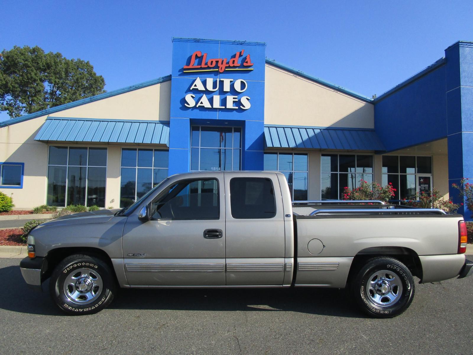 2002 Chevrolet Silverado 1500 Ext. Cab Long Bed 2WD (2GCEC19W821) with an 4.3L V6 OHV 12V engine, 4-Speed Automatic Overdrive transmission, located at 1814 Albert Pike Road, Hot Springs, AR, 71913, (501) 623-1717, 34.494228, -93.094070 - Photo #0