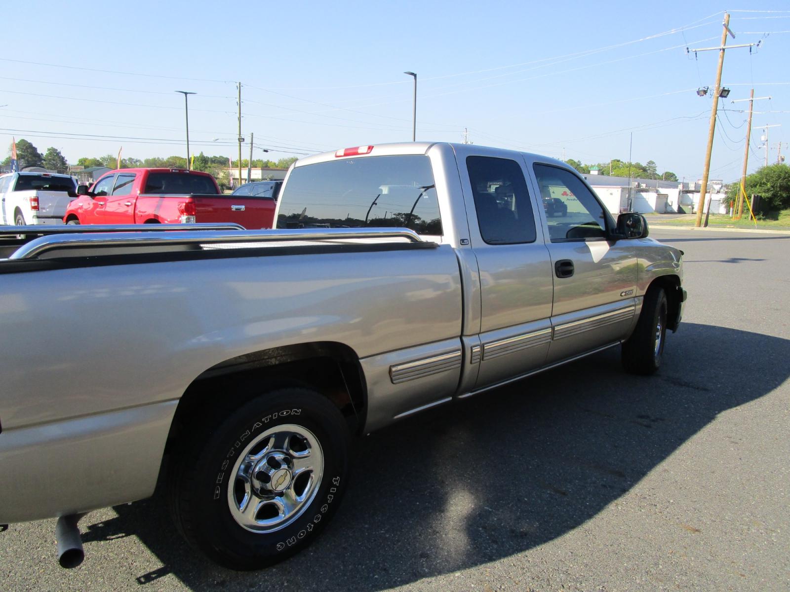 2002 Chevrolet Silverado 1500 Ext. Cab Long Bed 2WD (2GCEC19W821) with an 4.3L V6 OHV 12V engine, 4-Speed Automatic Overdrive transmission, located at 1814 Albert Pike Road, Hot Springs, AR, 71913, (501) 623-1717, 34.494228, -93.094070 - Photo #4