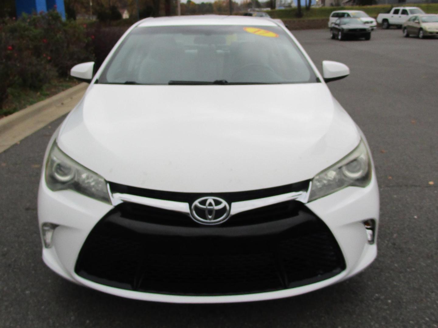 2017 WHITE Toyota Camry SE (4T1BF1FKXHU) with an 2.5L L4 DOHC 16V engine, 6A transmission, located at 1814 Albert Pike Road, Hot Springs, AR, 71913, (501) 623-1717, 34.494228, -93.094070 - Photo#2