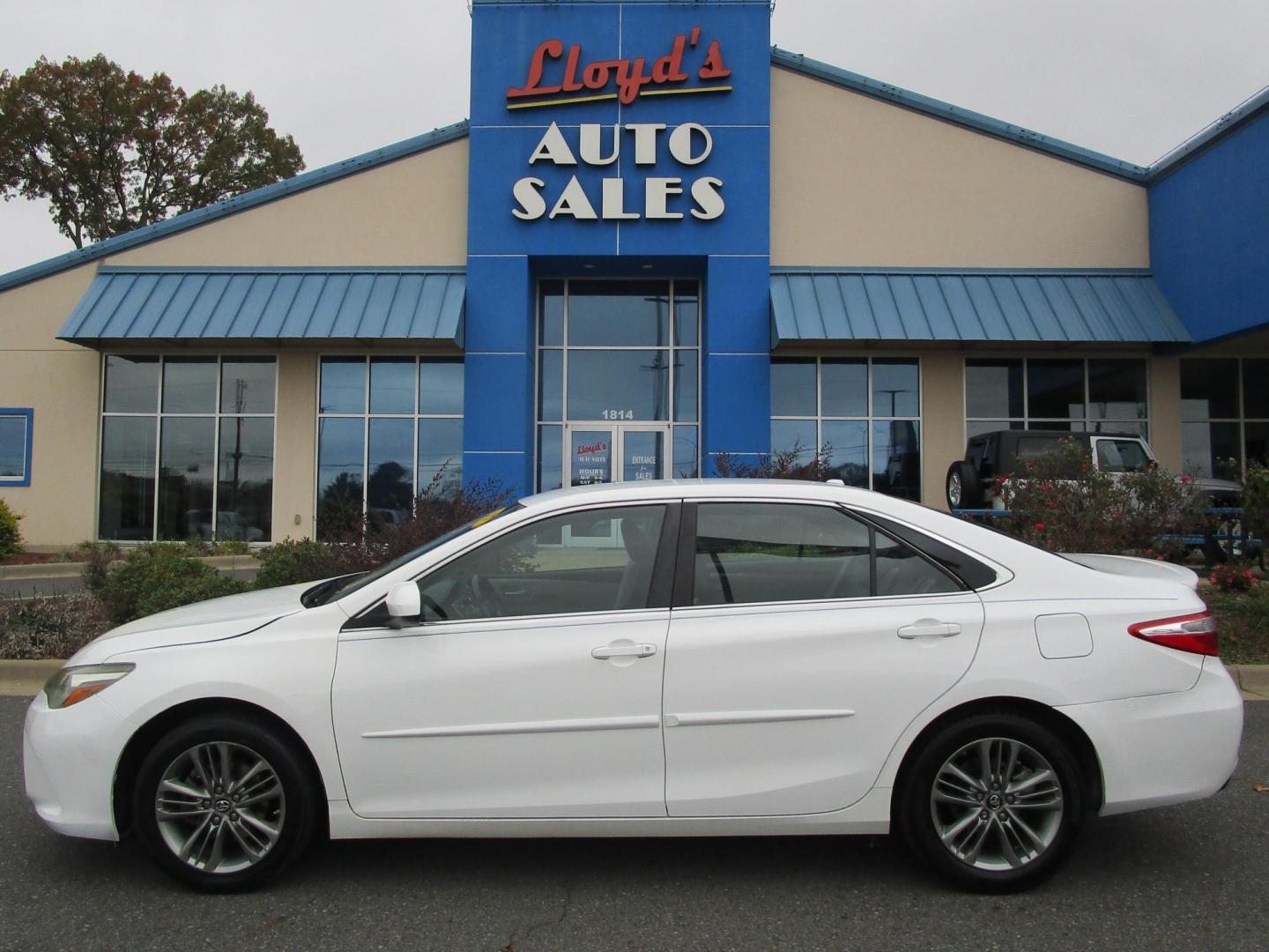 2017 WHITE Toyota Camry SE (4T1BF1FKXHU) with an 2.5L L4 DOHC 16V engine, 6A transmission, located at 1814 Albert Pike Road, Hot Springs, AR, 71913, (501) 623-1717, 34.494228, -93.094070 - Photo#0