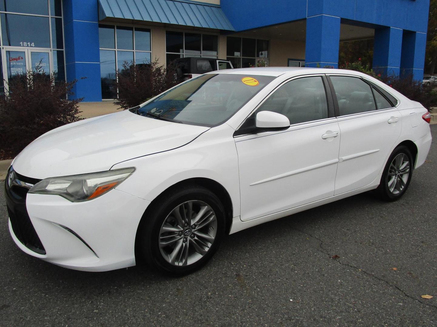 2017 WHITE Toyota Camry SE (4T1BF1FKXHU) with an 2.5L L4 DOHC 16V engine, 6A transmission, located at 1814 Albert Pike Road, Hot Springs, AR, 71913, (501) 623-1717, 34.494228, -93.094070 - Photo#1