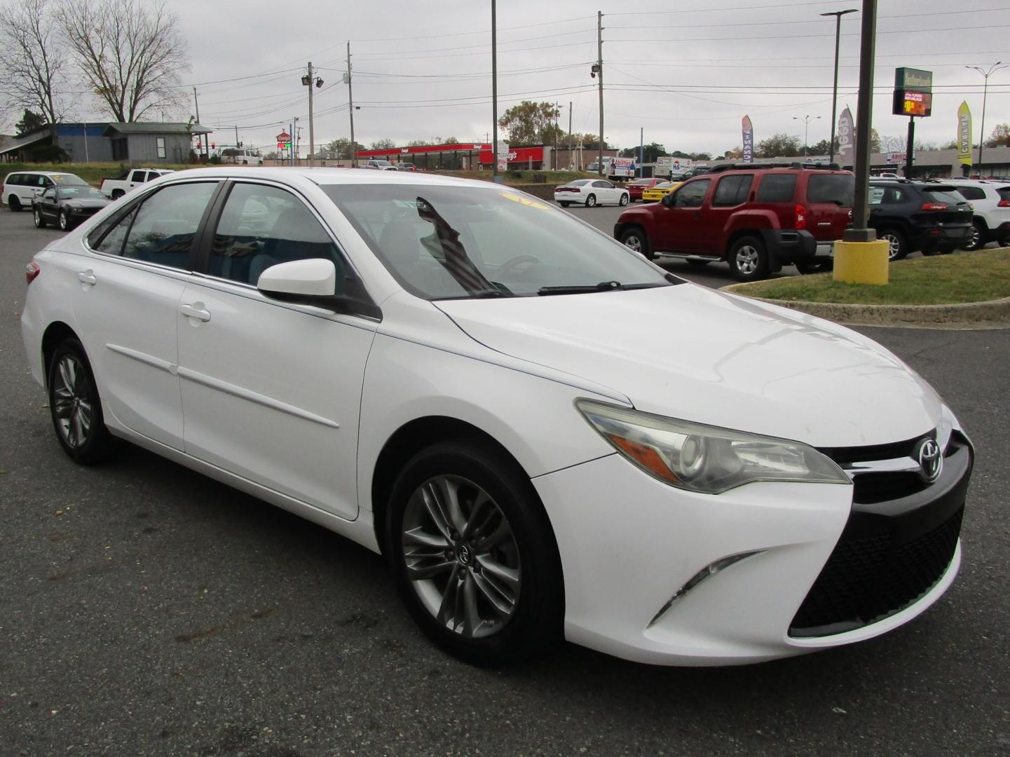 2017 WHITE Toyota Camry SE (4T1BF1FKXHU) with an 2.5L L4 DOHC 16V engine, 6A transmission, located at 1814 Albert Pike Road, Hot Springs, AR, 71913, (501) 623-1717, 34.494228, -93.094070 - Photo#3