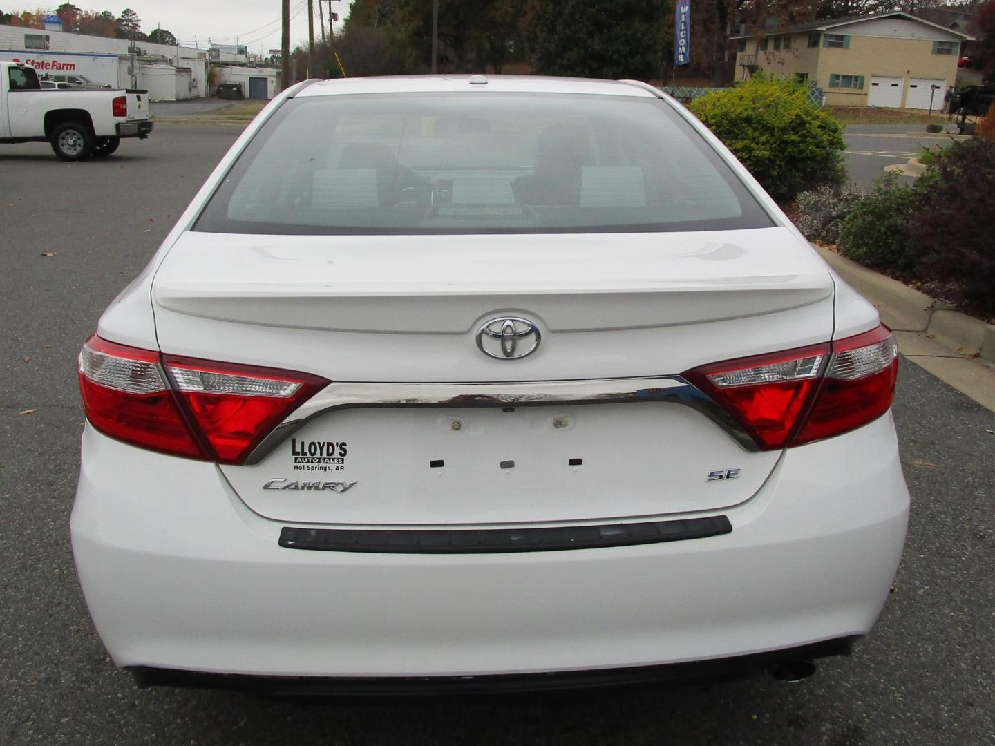 2017 WHITE Toyota Camry SE (4T1BF1FKXHU) with an 2.5L L4 DOHC 16V engine, 6A transmission, located at 1814 Albert Pike Road, Hot Springs, AR, 71913, (501) 623-1717, 34.494228, -93.094070 - Photo#5