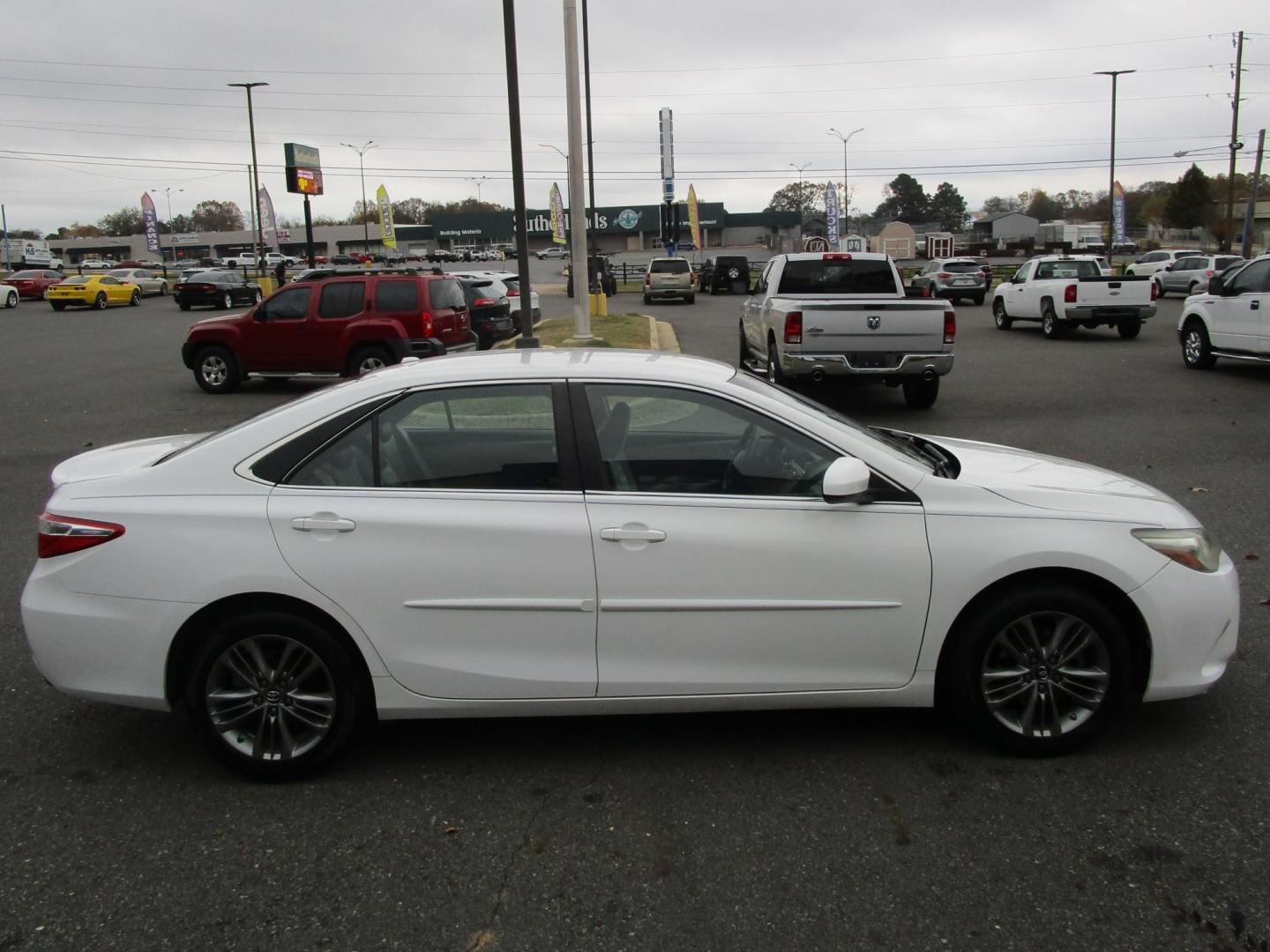 2017 WHITE Toyota Camry SE (4T1BF1FKXHU) with an 2.5L L4 DOHC 16V engine, 6A transmission, located at 1814 Albert Pike Road, Hot Springs, AR, 71913, (501) 623-1717, 34.494228, -93.094070 - Photo#4