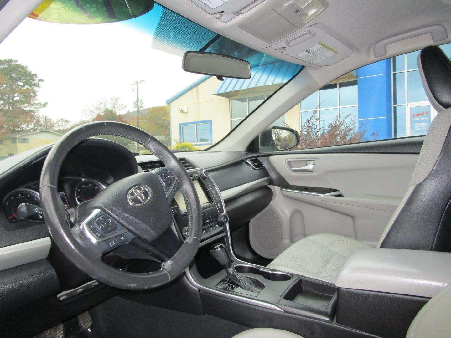 2017 WHITE Toyota Camry SE (4T1BF1FKXHU) with an 2.5L L4 DOHC 16V engine, 6A transmission, located at 1814 Albert Pike Road, Hot Springs, AR, 71913, (501) 623-1717, 34.494228, -93.094070 - Photo#6