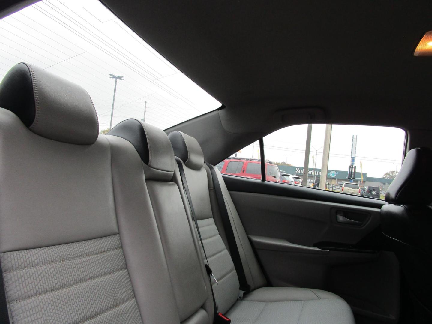 2017 WHITE Toyota Camry SE (4T1BF1FKXHU) with an 2.5L L4 DOHC 16V engine, 6A transmission, located at 1814 Albert Pike Road, Hot Springs, AR, 71913, (501) 623-1717, 34.494228, -93.094070 - Photo#8