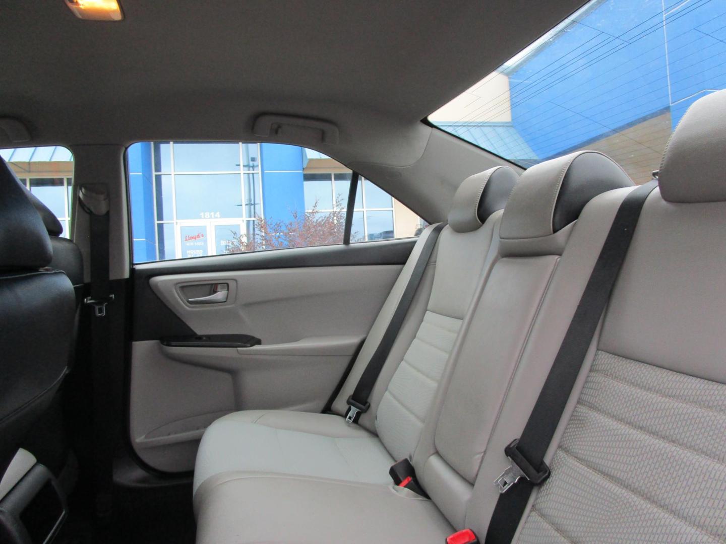 2017 WHITE Toyota Camry SE (4T1BF1FKXHU) with an 2.5L L4 DOHC 16V engine, 6A transmission, located at 1814 Albert Pike Road, Hot Springs, AR, 71913, (501) 623-1717, 34.494228, -93.094070 - Photo#7