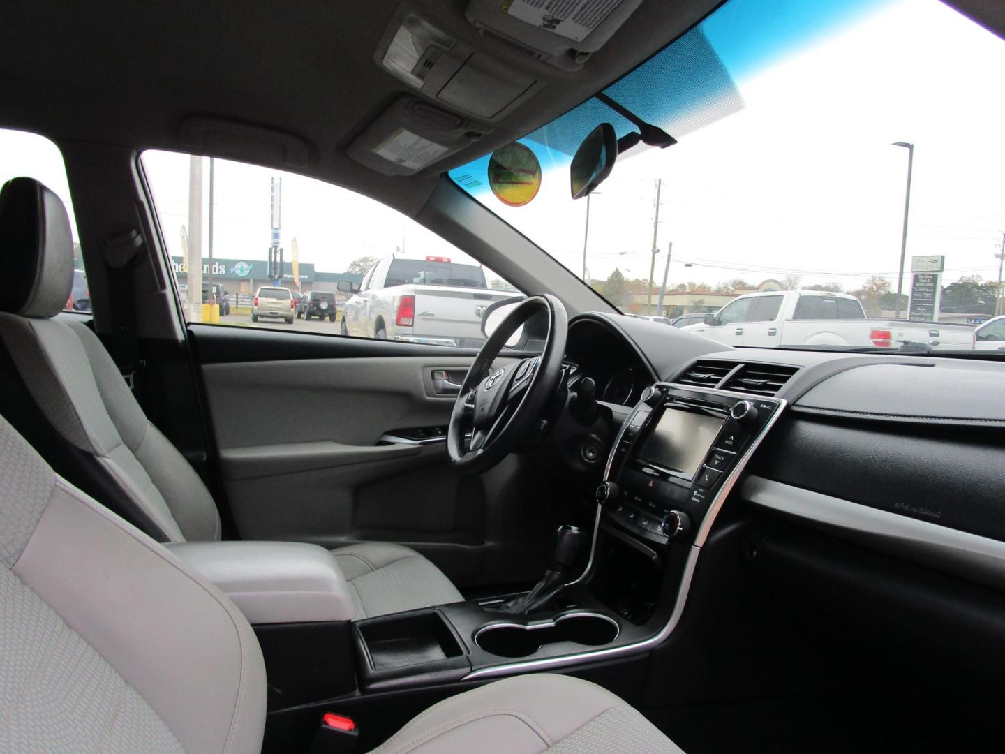 2017 WHITE Toyota Camry SE (4T1BF1FKXHU) with an 2.5L L4 DOHC 16V engine, 6A transmission, located at 1814 Albert Pike Road, Hot Springs, AR, 71913, (501) 623-1717, 34.494228, -93.094070 - Photo#9